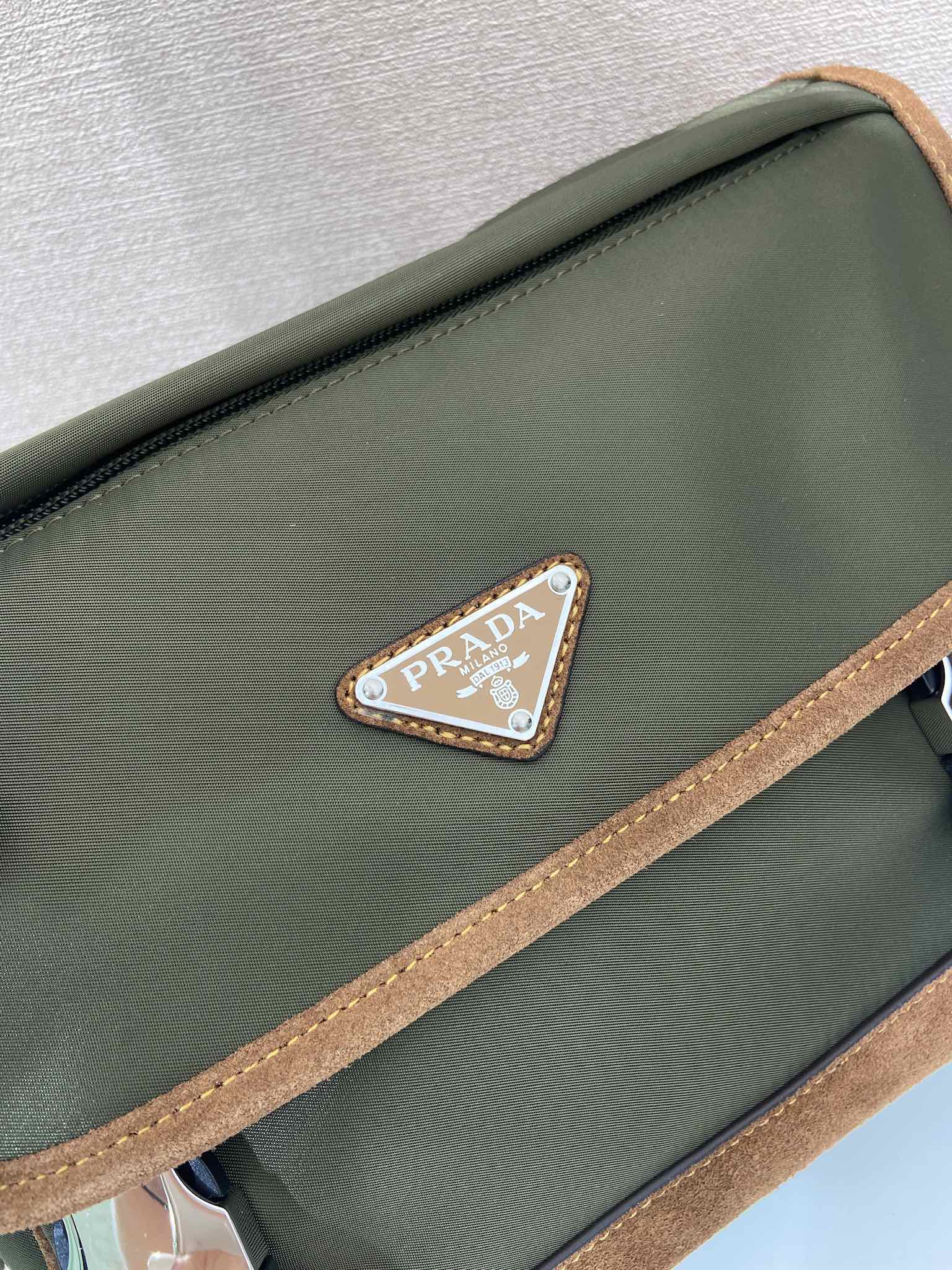 small 普拉达 PRADA Re-Nylon  复古三角形 邮差包 单肩包 斜挎包 棕色拼军绿色 F0 2VD066_384_F041O_V_OBF