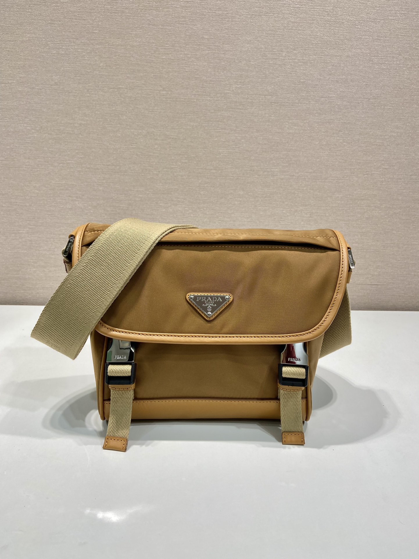 small 普拉达 PRADA Re-Nylon  复古三角形 邮差包 单肩包 斜挎包 软木米色 F0 2VD066_2CX2_F0594