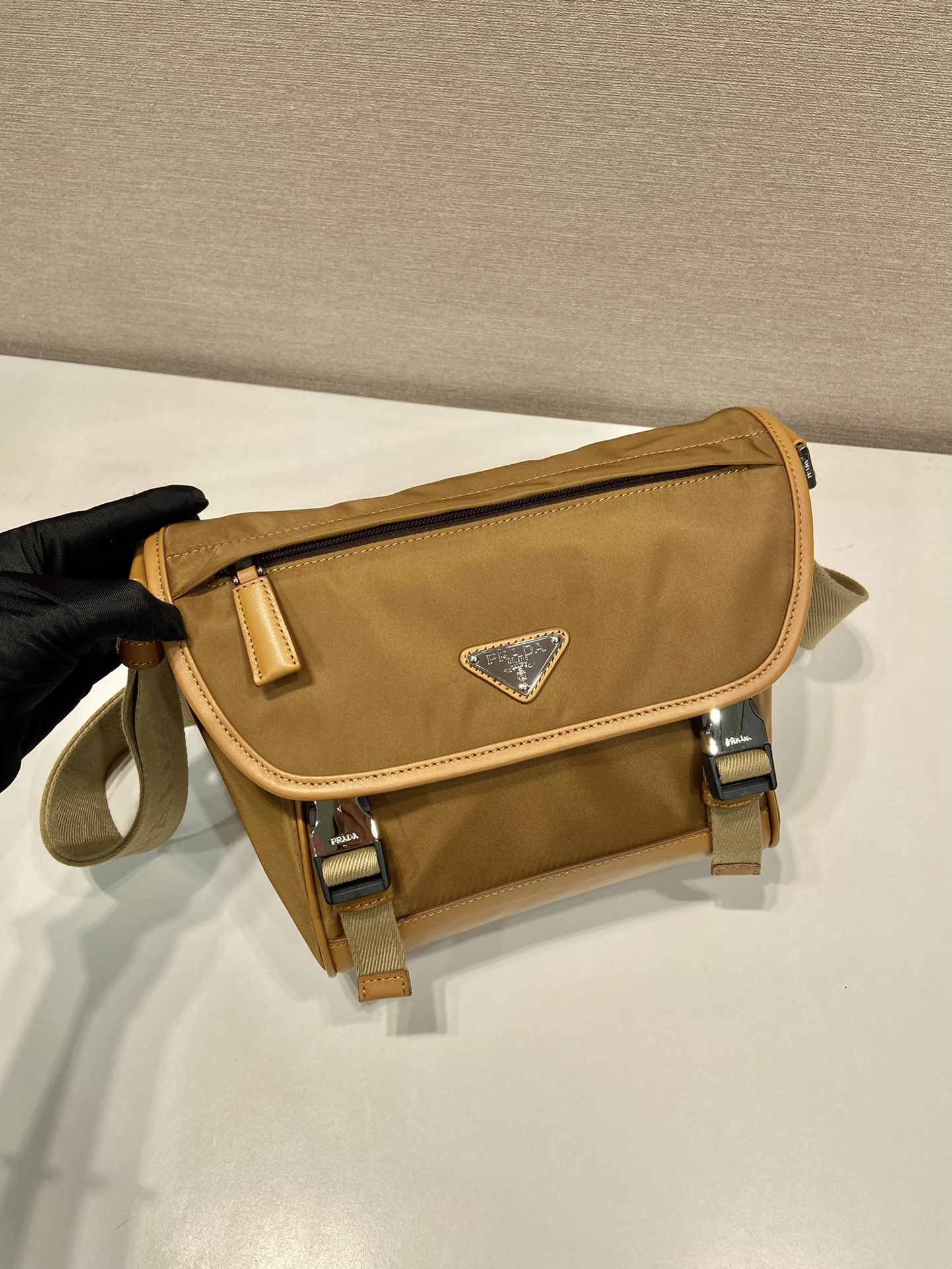 small 普拉达 PRADA Re-Nylon  复古三角形 邮差包 单肩包 斜挎包 软木米色 F0 2VD066_2CX2_F0594