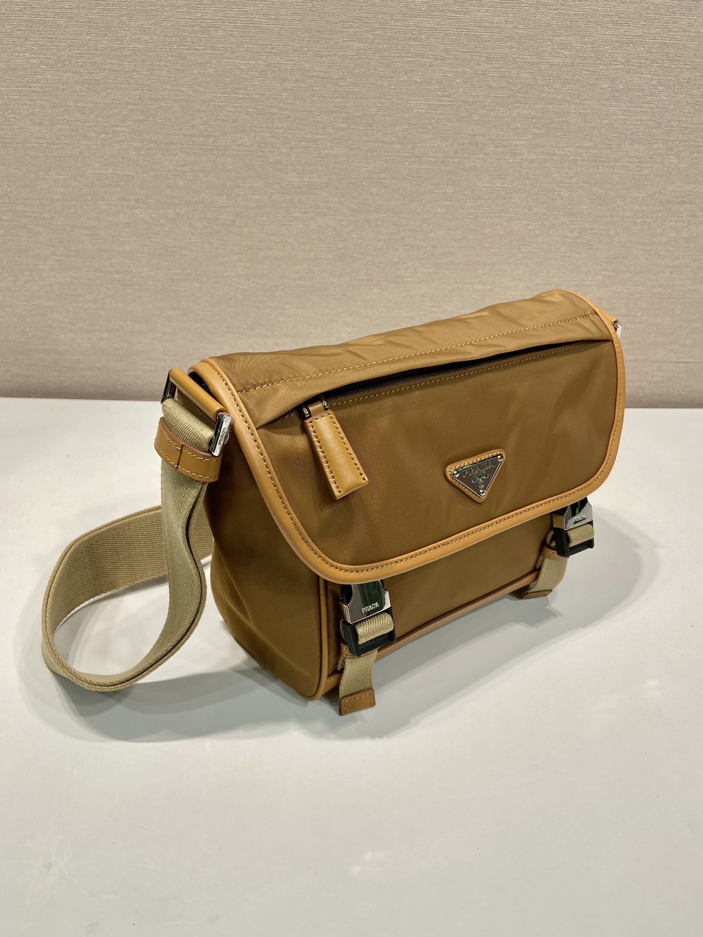 small 普拉达 PRADA Re-Nylon  复古三角形 邮差包 单肩包 斜挎包 软木米色 F0 2VD066_2CX2_F0594