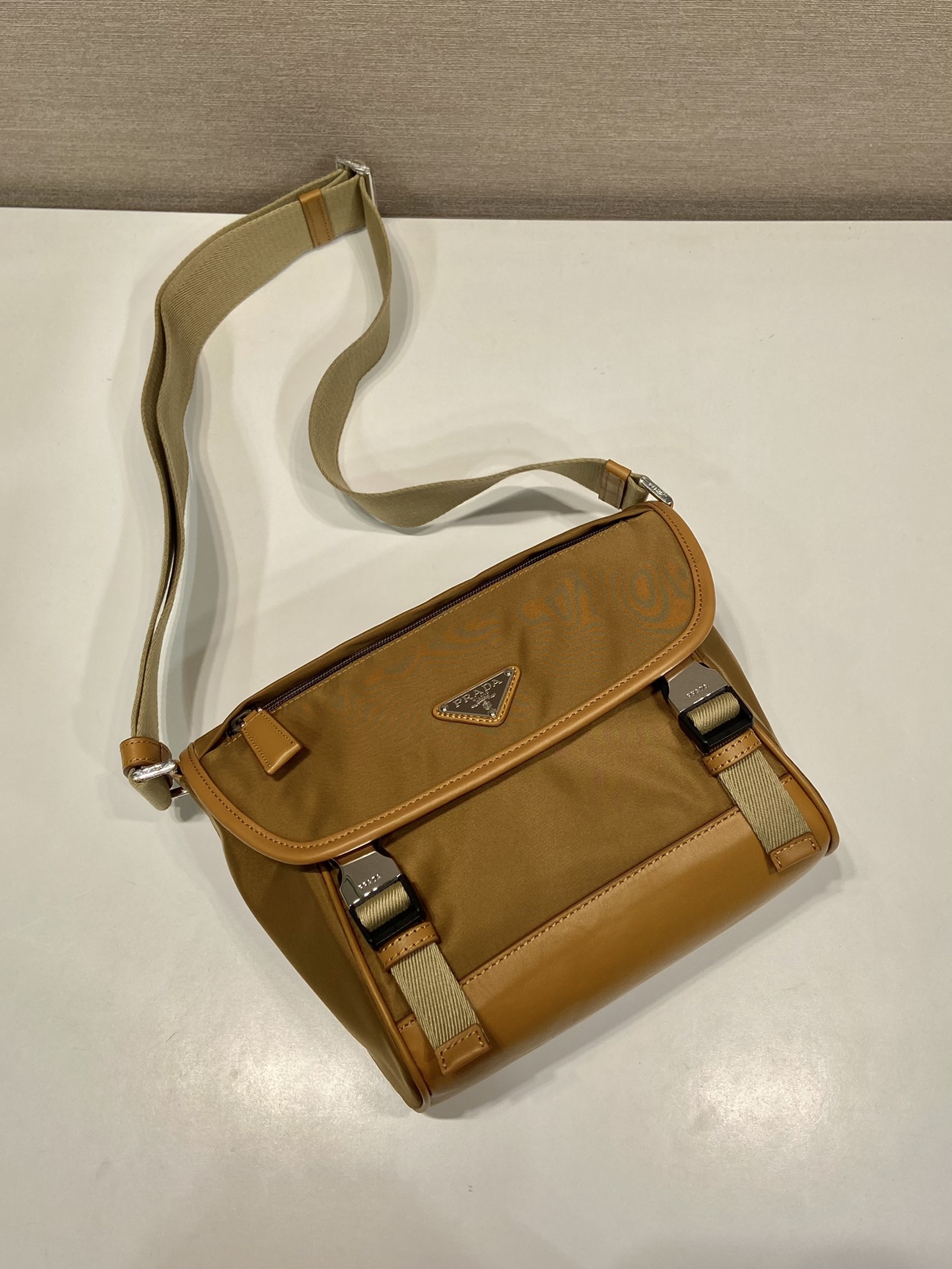 small 普拉达 PRADA Re-Nylon  复古三角形 邮差包 单肩包 斜挎包 软木米色 F0 2VD066_2CX2_F0594
