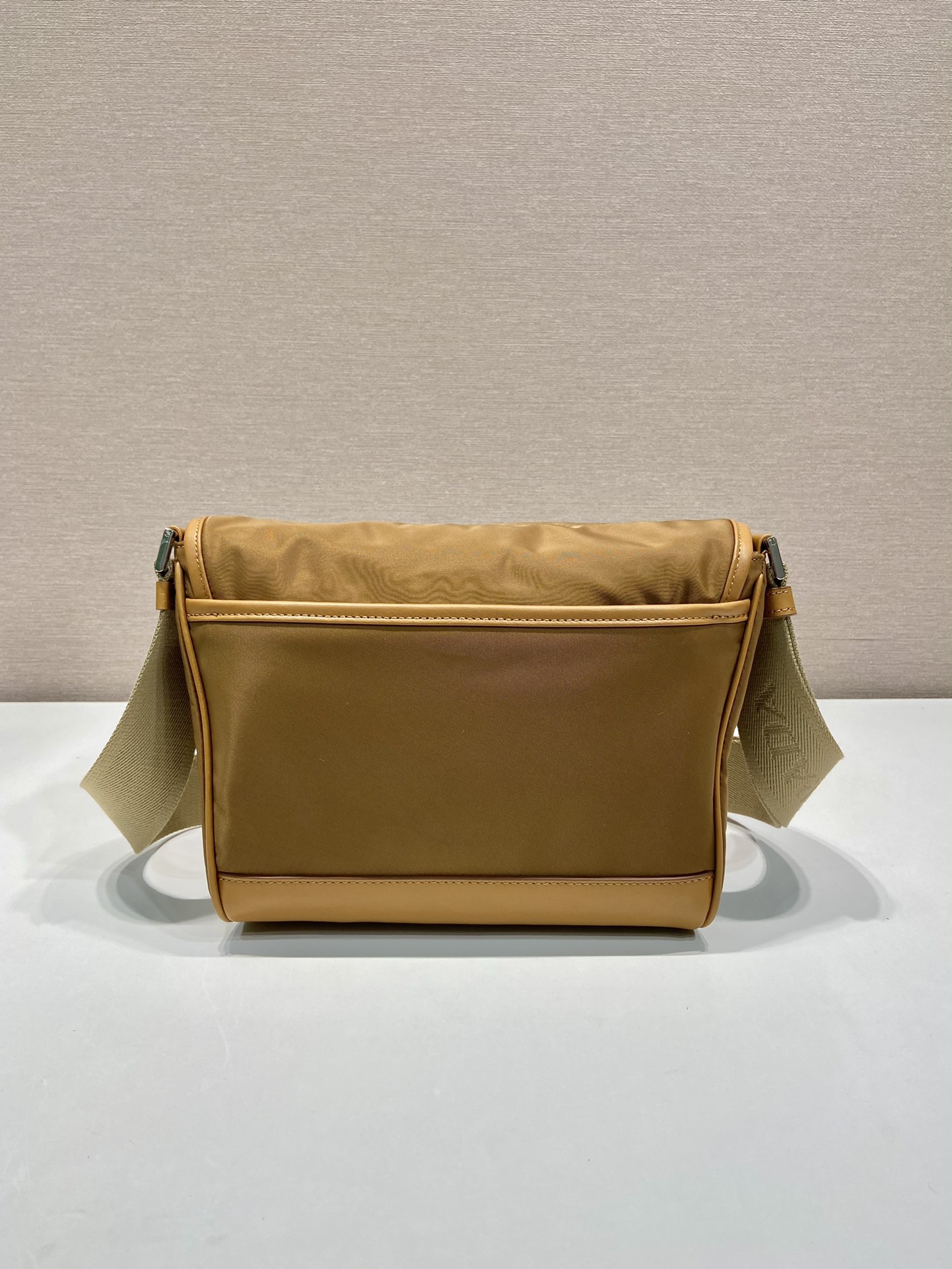 small 普拉达 PRADA Re-Nylon  复古三角形 邮差包 单肩包 斜挎包 软木米色 F0 2VD066_2CX2_F0594