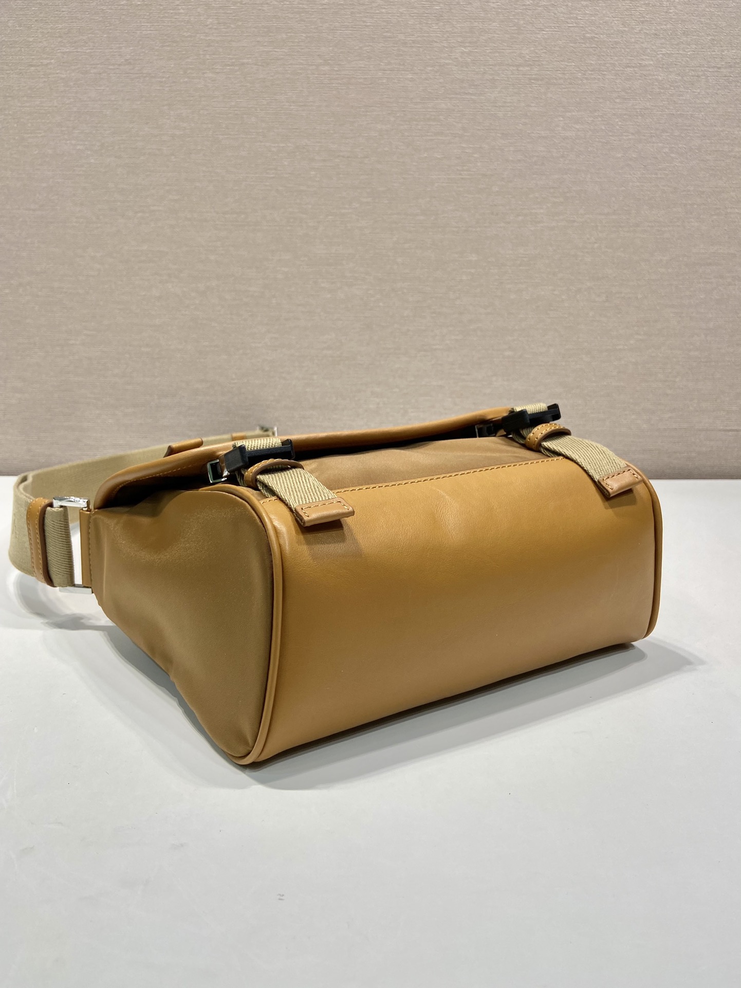 small 普拉达 PRADA Re-Nylon  复古三角形 邮差包 单肩包 斜挎包 软木米色 F0 2VD066_2CX2_F0594