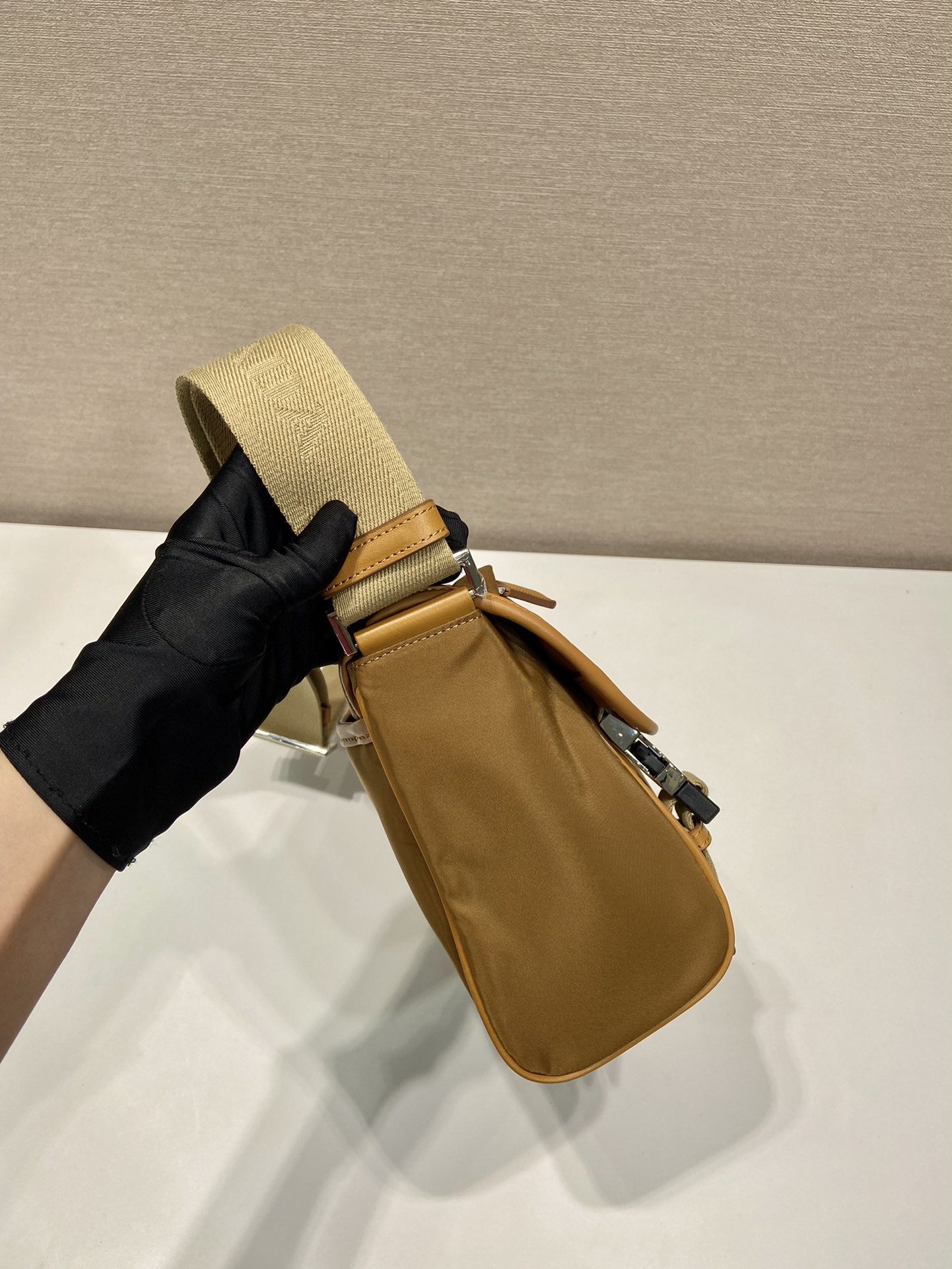 small 普拉达 PRADA Re-Nylon  复古三角形 邮差包 单肩包 斜挎包 软木米色 F0 2VD066_2CX2_F0594