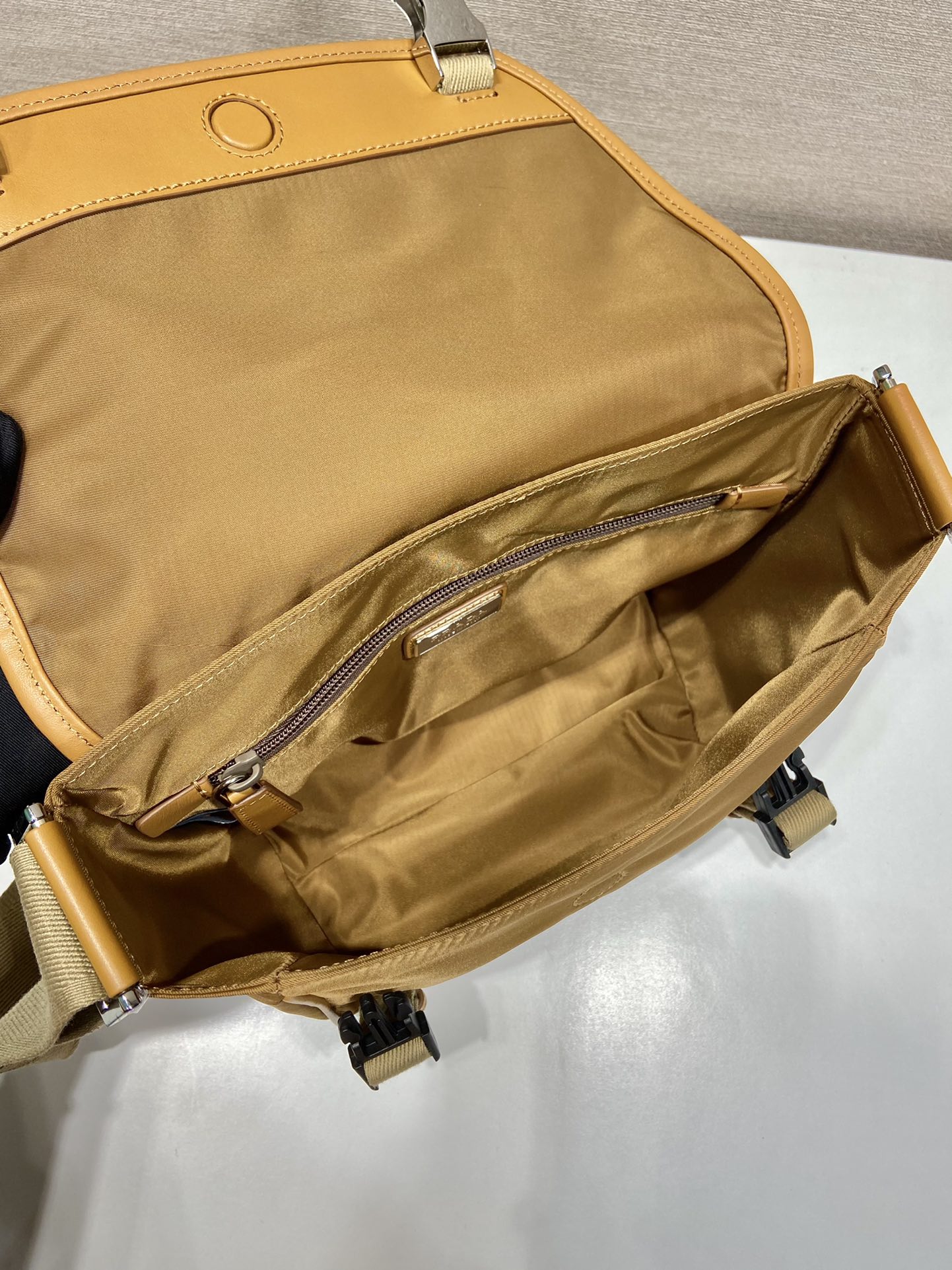 small 普拉达 PRADA Re-Nylon  复古三角形 邮差包 单肩包 斜挎包 软木米色 F0 2VD066_2CX2_F0594