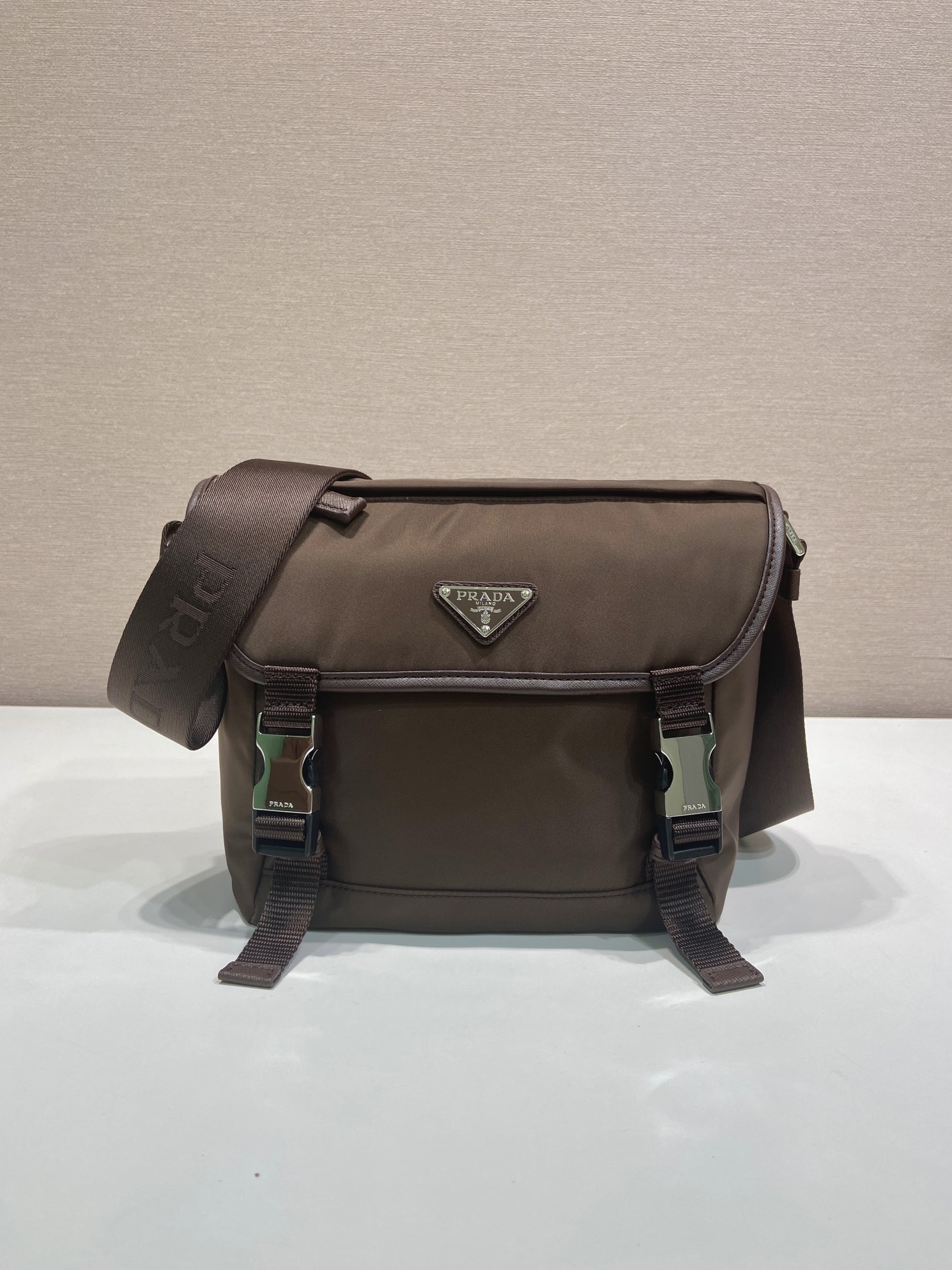 small 普拉达 PRADA Re-Nylon  复古三角形 邮差包 单肩包 斜挎包 棕色 F0 2VD066 