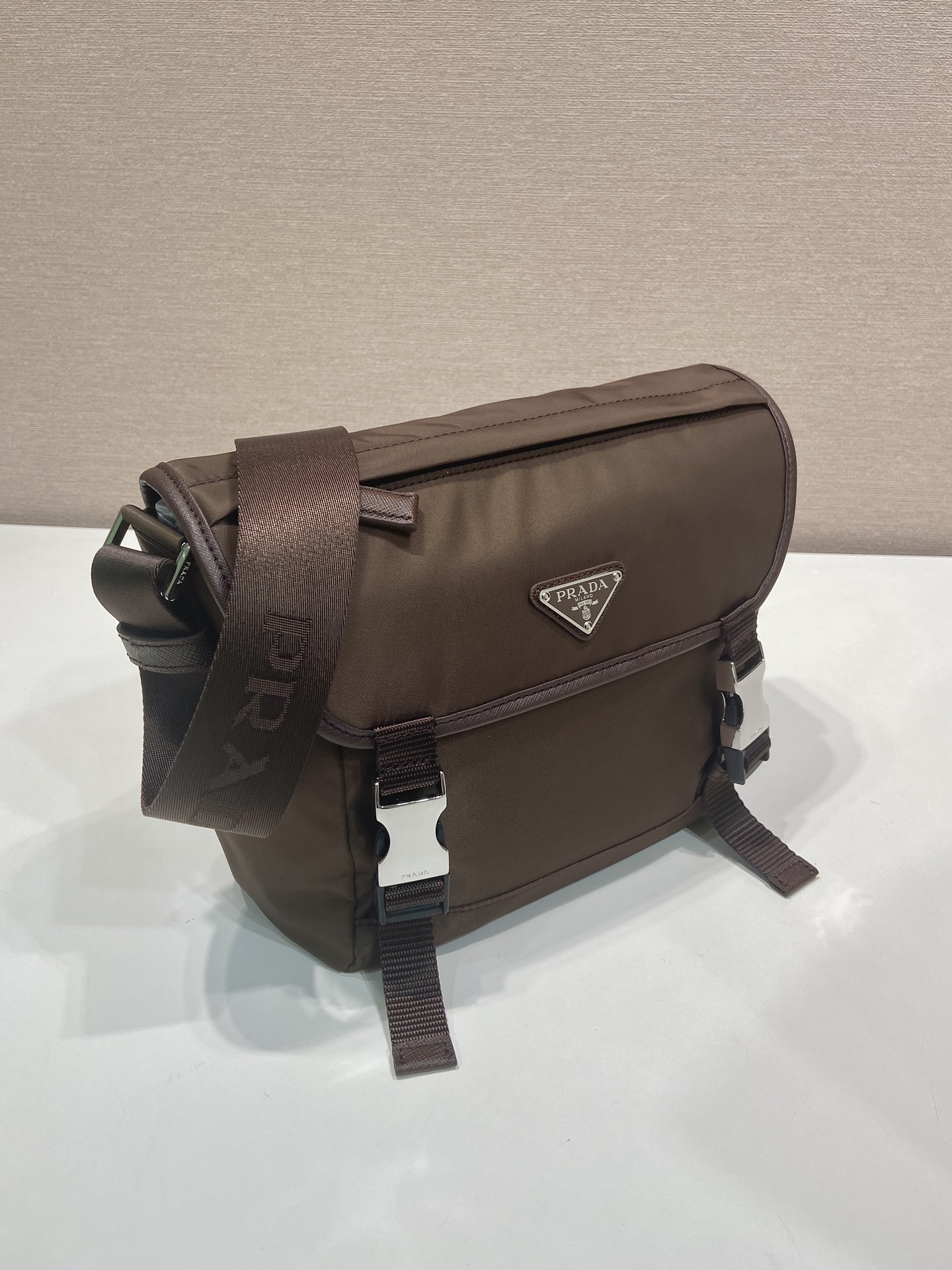 small 普拉达 PRADA Re-Nylon  复古三角形 邮差包 单肩包 斜挎包 棕色 F0 2VD066 