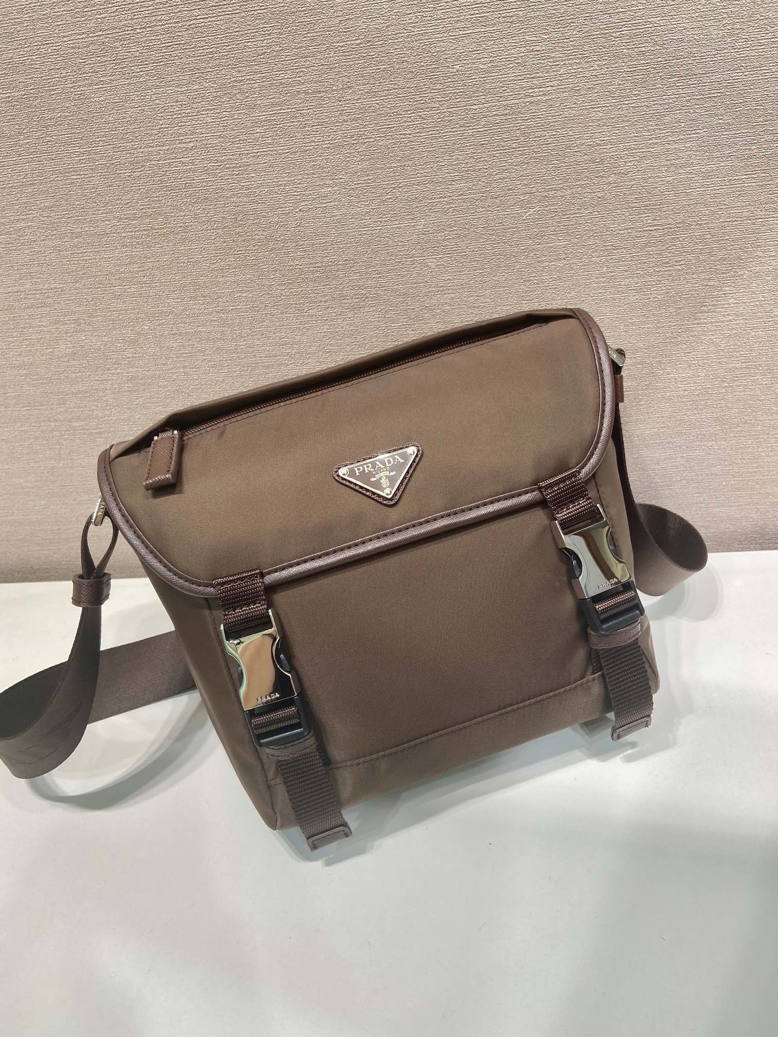 small 普拉达 PRADA Re-Nylon  复古三角形 邮差包 单肩包 斜挎包 棕色 F0 2VD066 