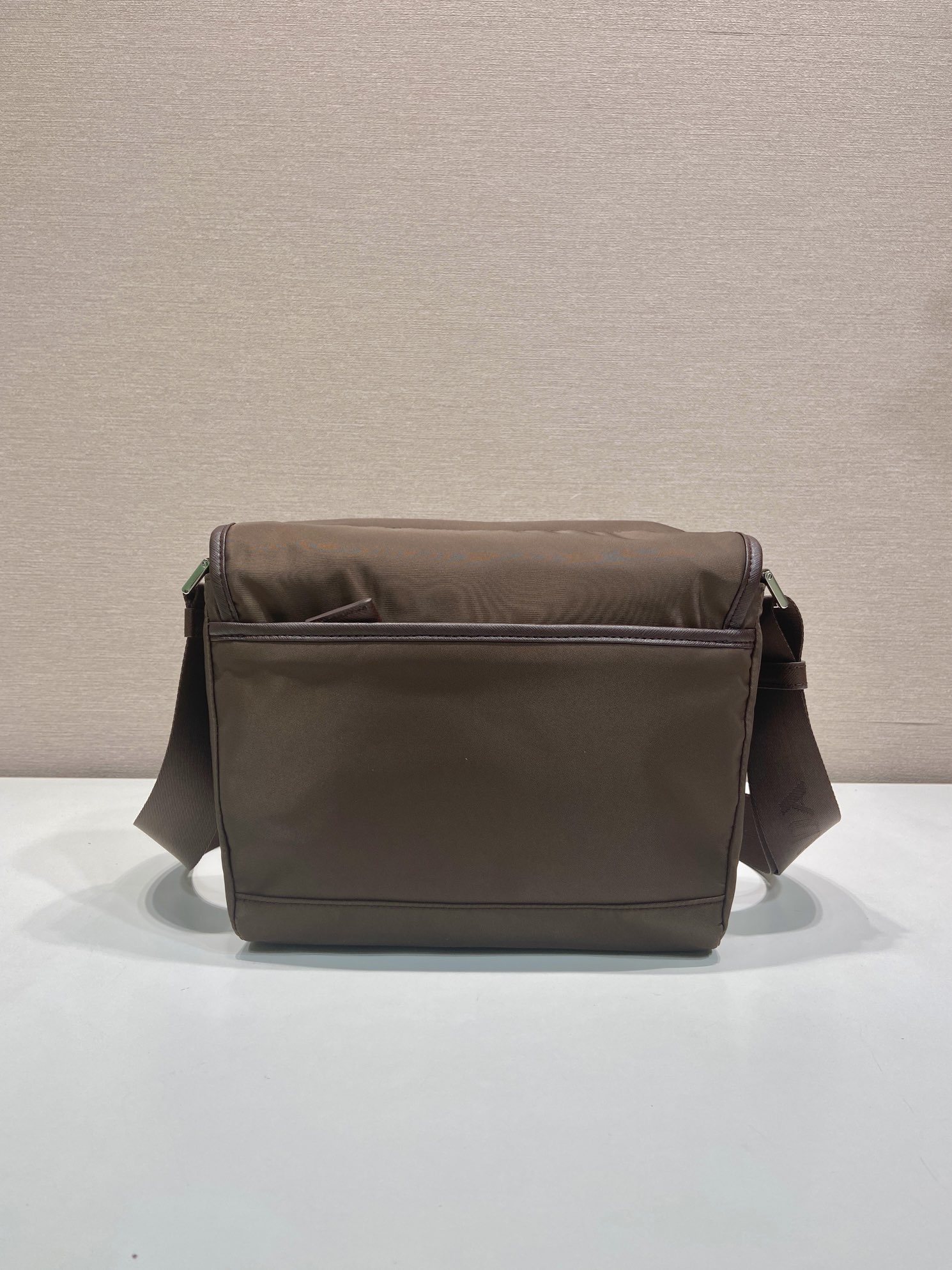 small 普拉达 PRADA Re-Nylon  复古三角形 邮差包 单肩包 斜挎包 棕色 F0 2VD066 