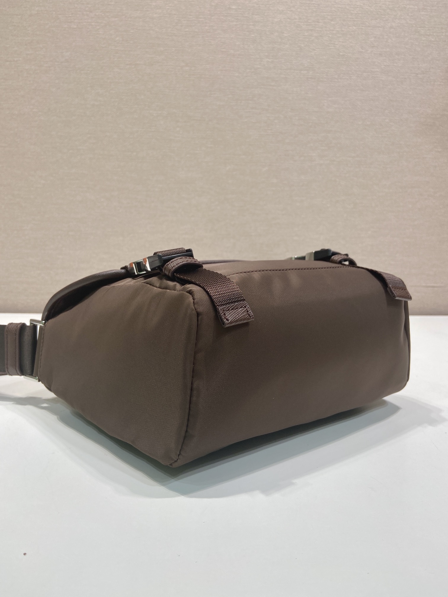 small 普拉达 PRADA Re-Nylon  复古三角形 邮差包 单肩包 斜挎包 棕色 F0 2VD066 