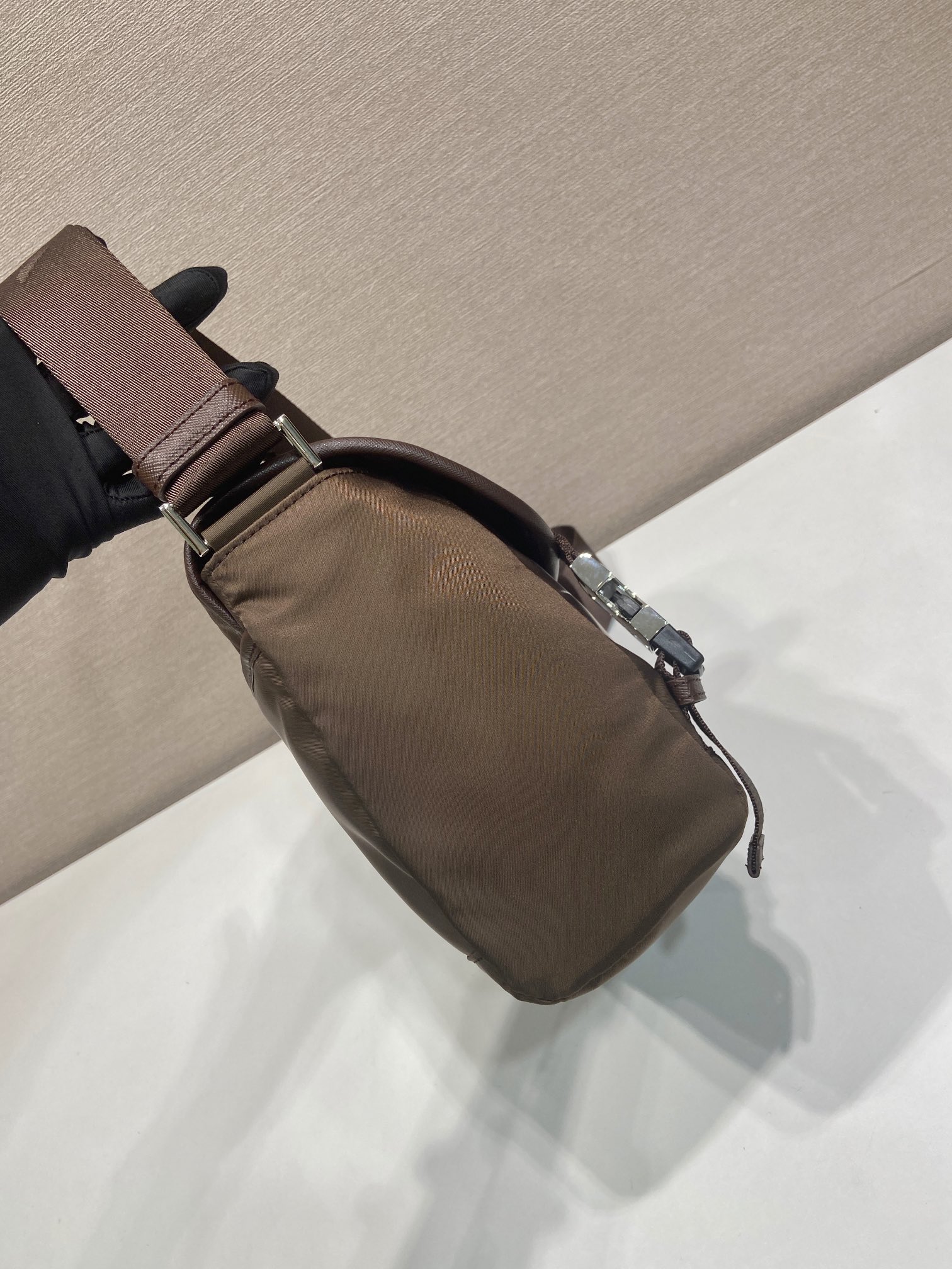 small 普拉达 PRADA Re-Nylon  复古三角形 邮差包 单肩包 斜挎包 棕色 F0 2VD066 