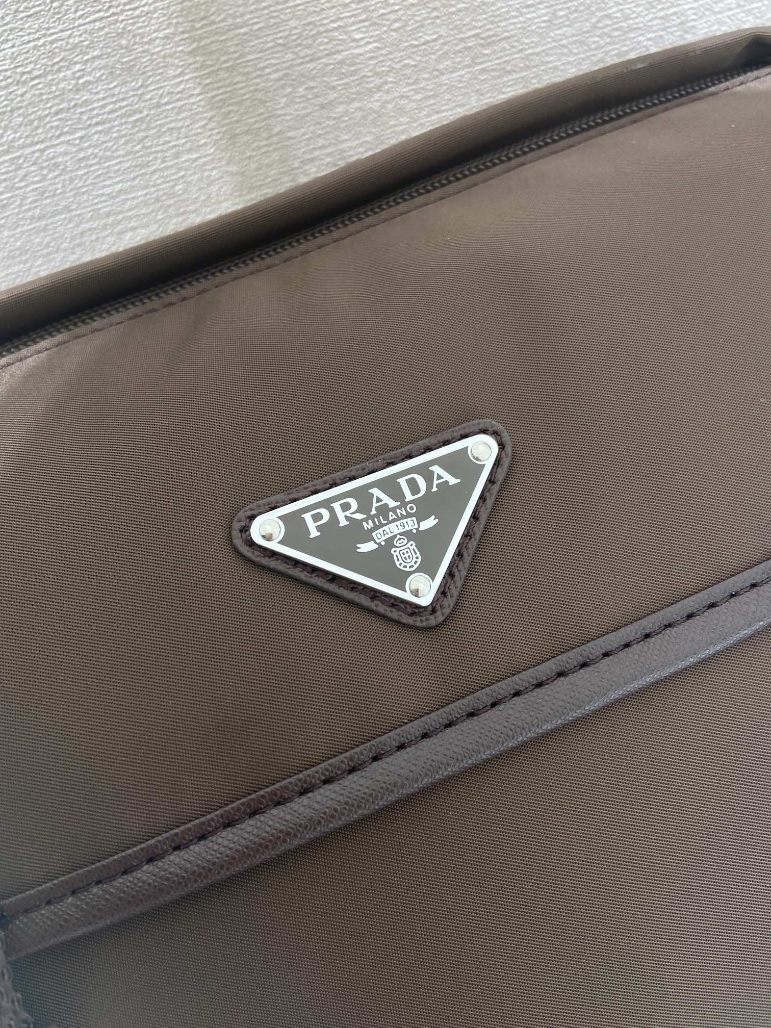 small 普拉达 PRADA Re-Nylon  复古三角形 邮差包 单肩包 斜挎包 棕色 F0 2VD066 