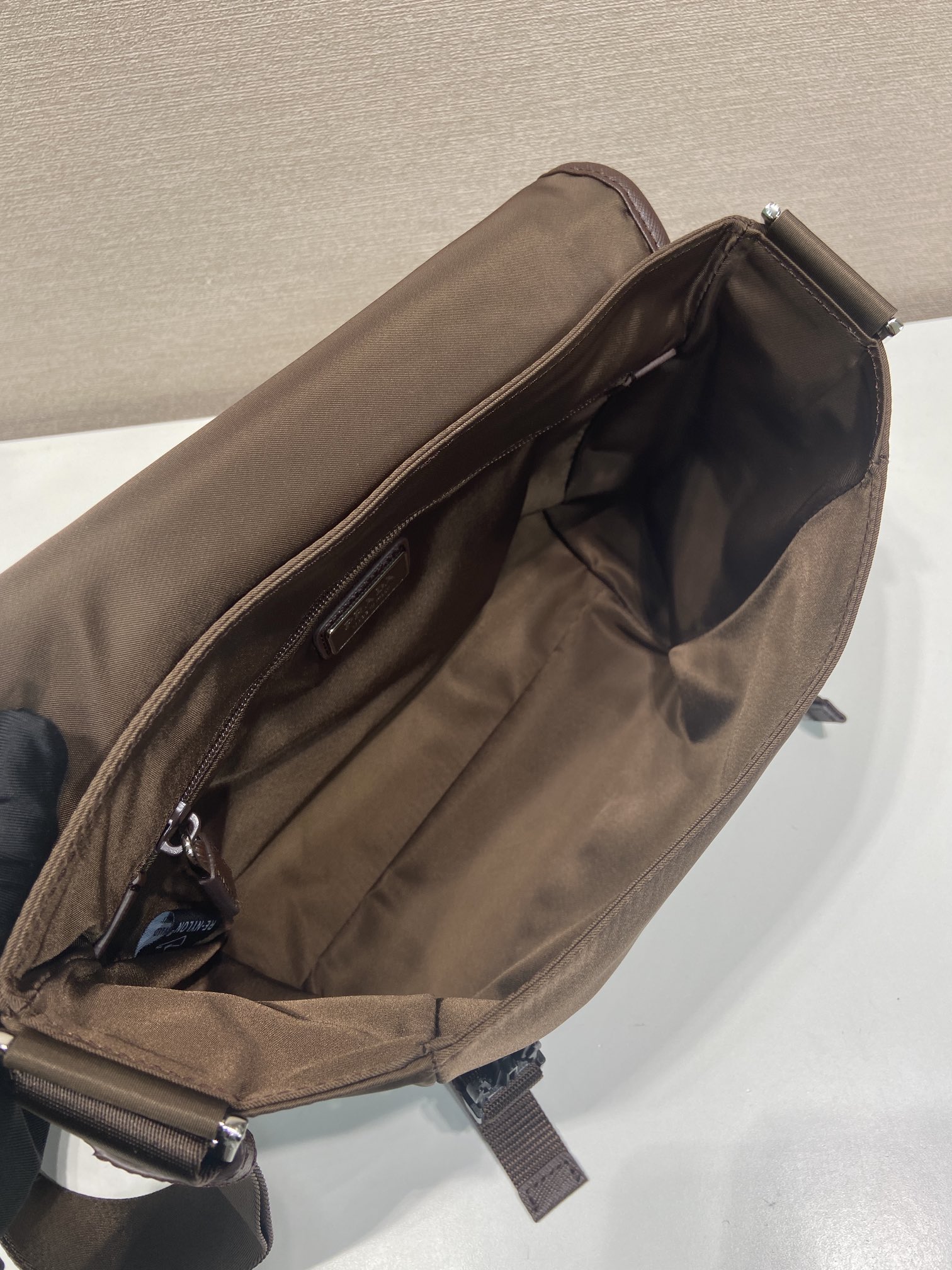 small 普拉达 PRADA Re-Nylon  复古三角形 邮差包 单肩包 斜挎包 棕色 F0 2VD066 