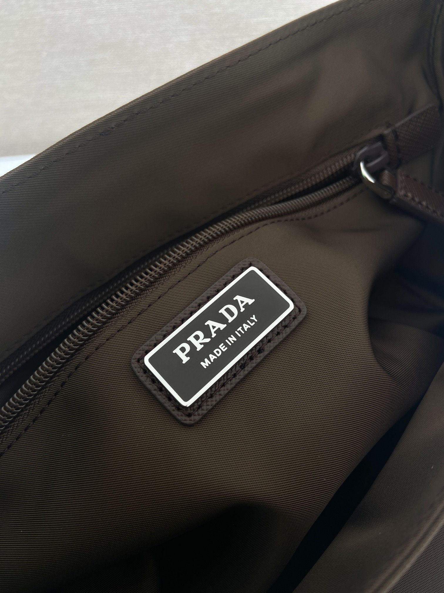 small 普拉达 PRADA Re-Nylon  复古三角形 邮差包 单肩包 斜挎包 棕色 F0 2VD066 