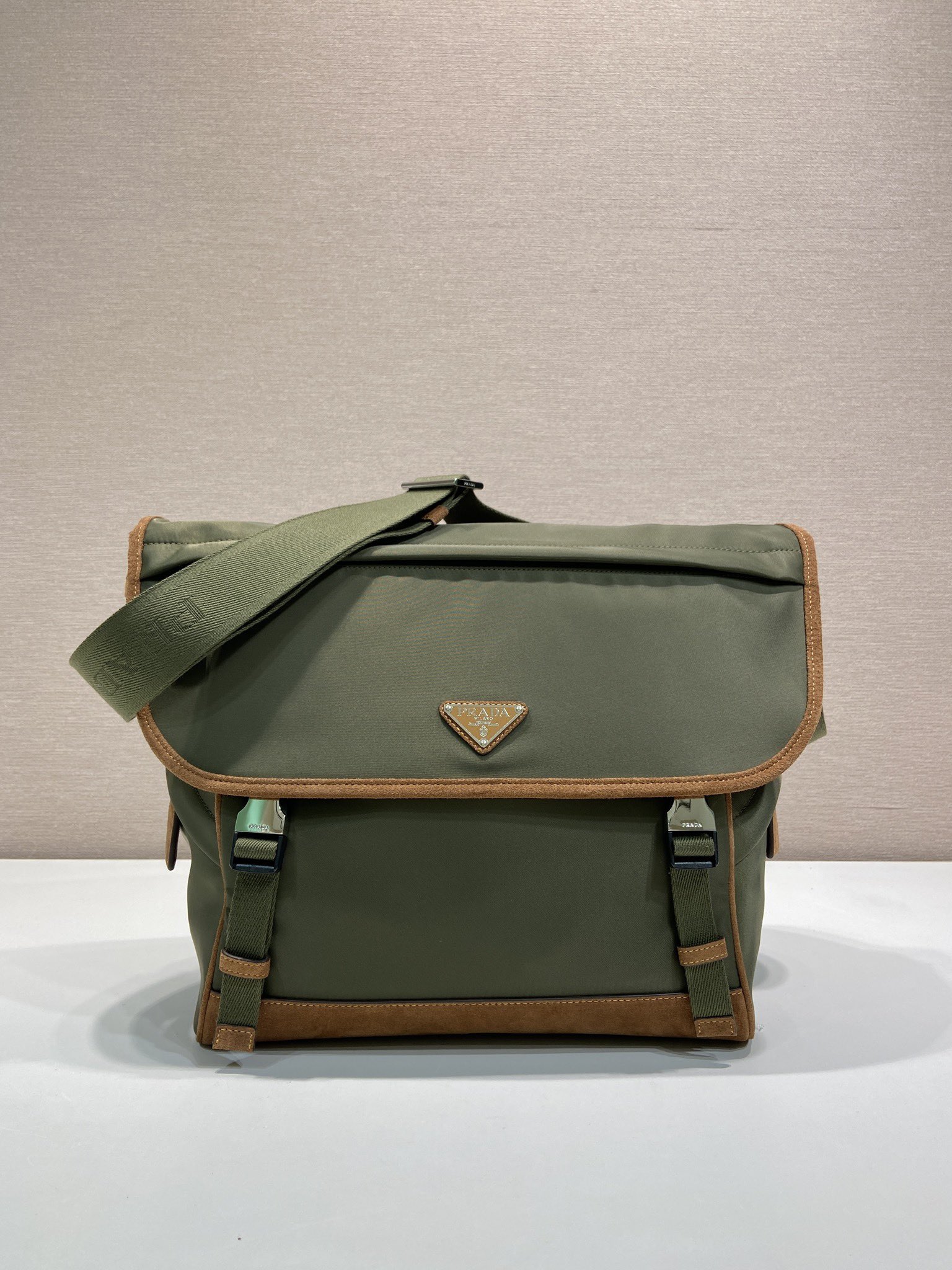 普拉达 PRADA Re-Nylon  复古三角形 邮差包 单肩包 斜挎包 军绿色拼焦糖色 F0 2VD052_2CX2_F03UQ_V_OYH