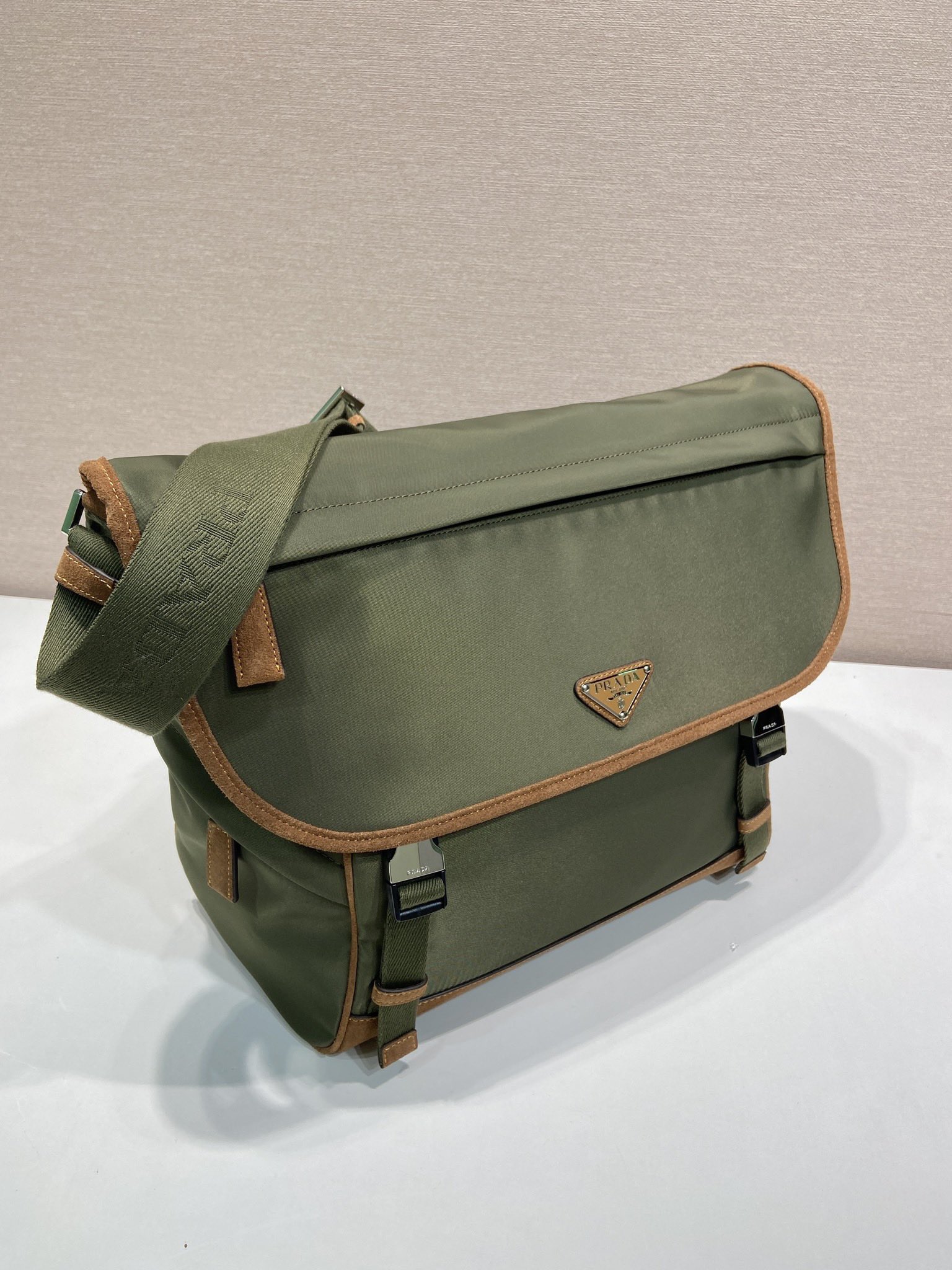 普拉达 PRADA Re-Nylon  复古三角形 邮差包 单肩包 斜挎包 军绿色拼焦糖色 F0 2VD052_2CX2_F03UQ_V_OYH