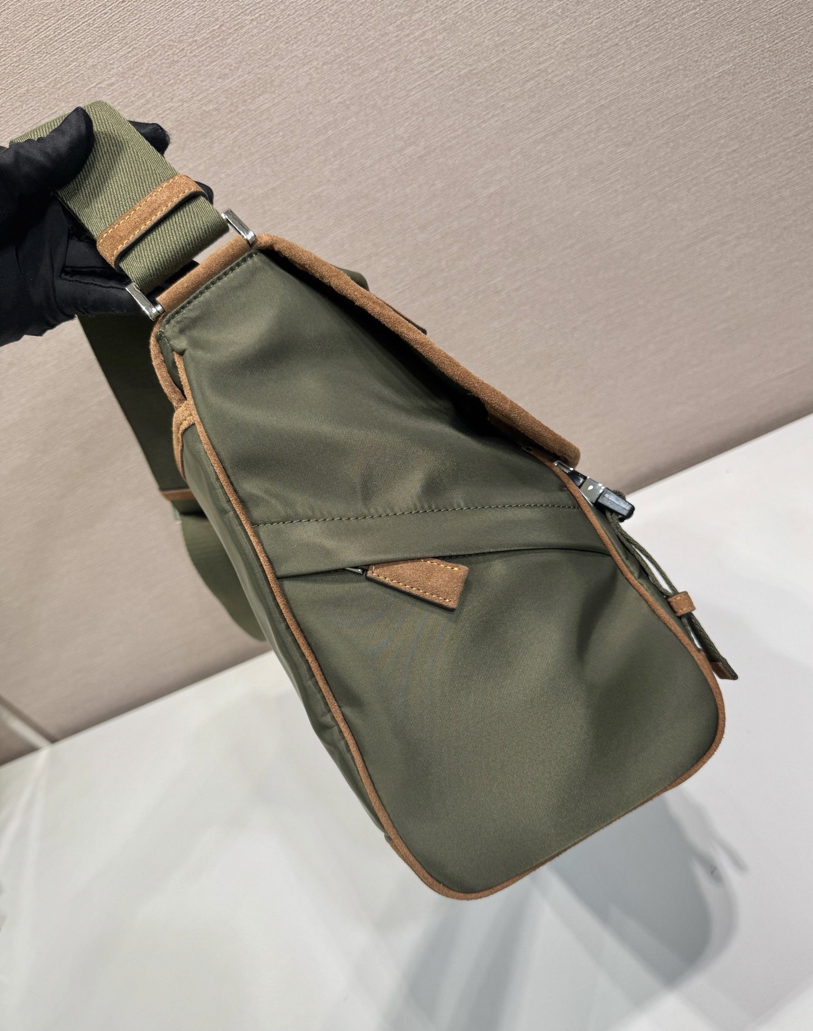 普拉达 PRADA Re-Nylon  复古三角形 邮差包 单肩包 斜挎包 军绿色拼焦糖色 F0 2VD052_2CX2_F03UQ_V_OYH