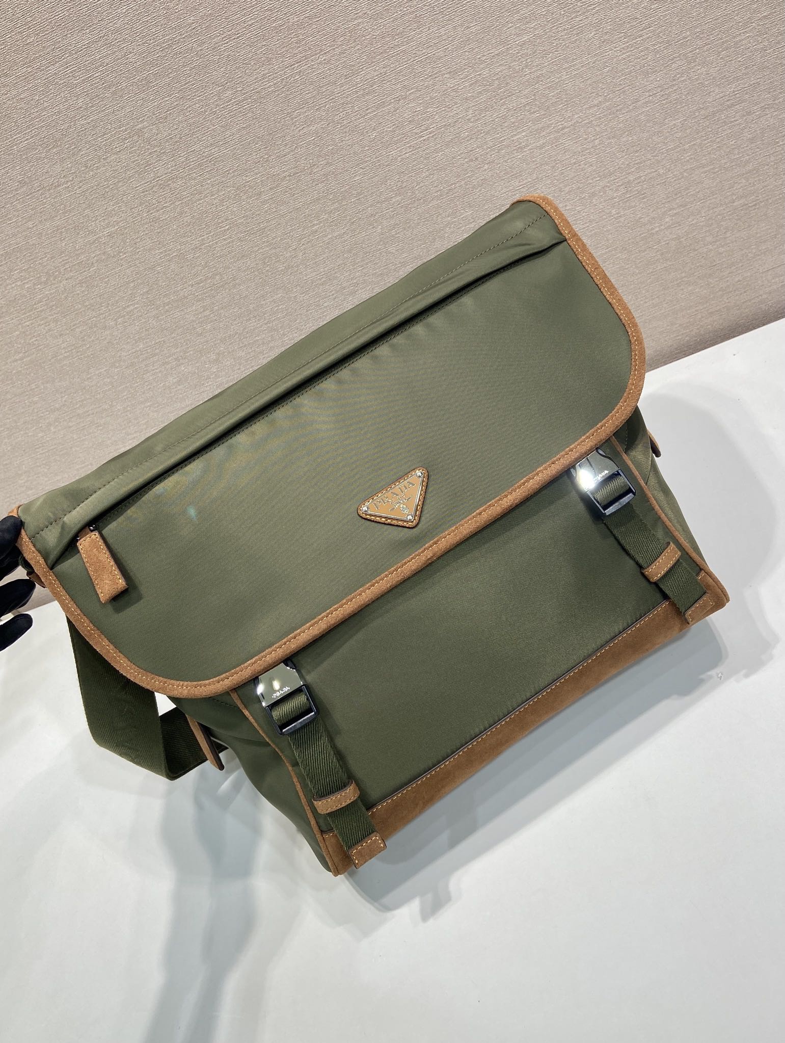 普拉达 PRADA Re-Nylon  复古三角形 邮差包 单肩包 斜挎包 军绿色拼焦糖色 F0 2VD052_2CX2_F03UQ_V_OYH