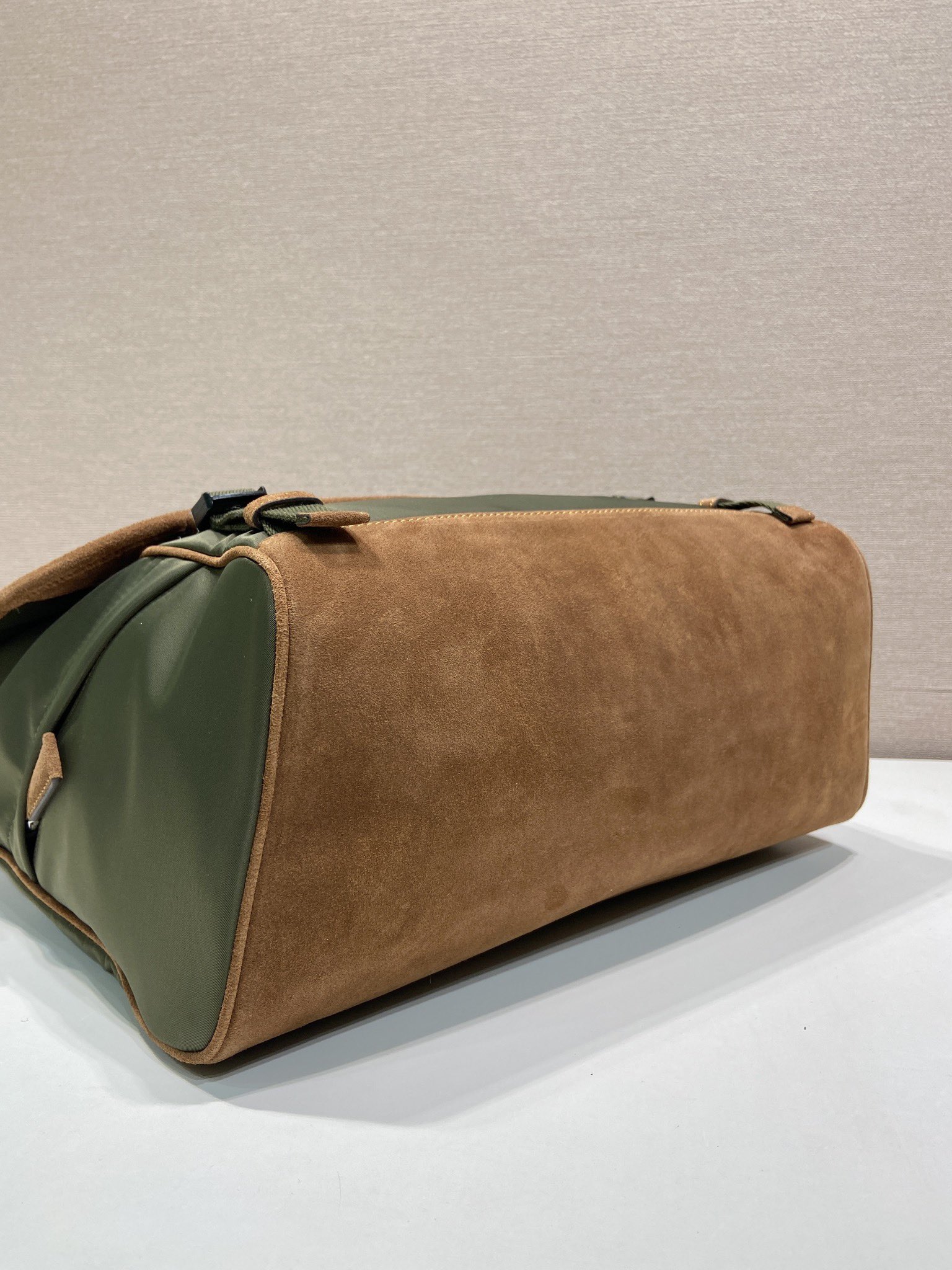 普拉达 PRADA Re-Nylon  复古三角形 邮差包 单肩包 斜挎包 军绿色拼焦糖色 F0 2VD052_2CX2_F03UQ_V_OYH