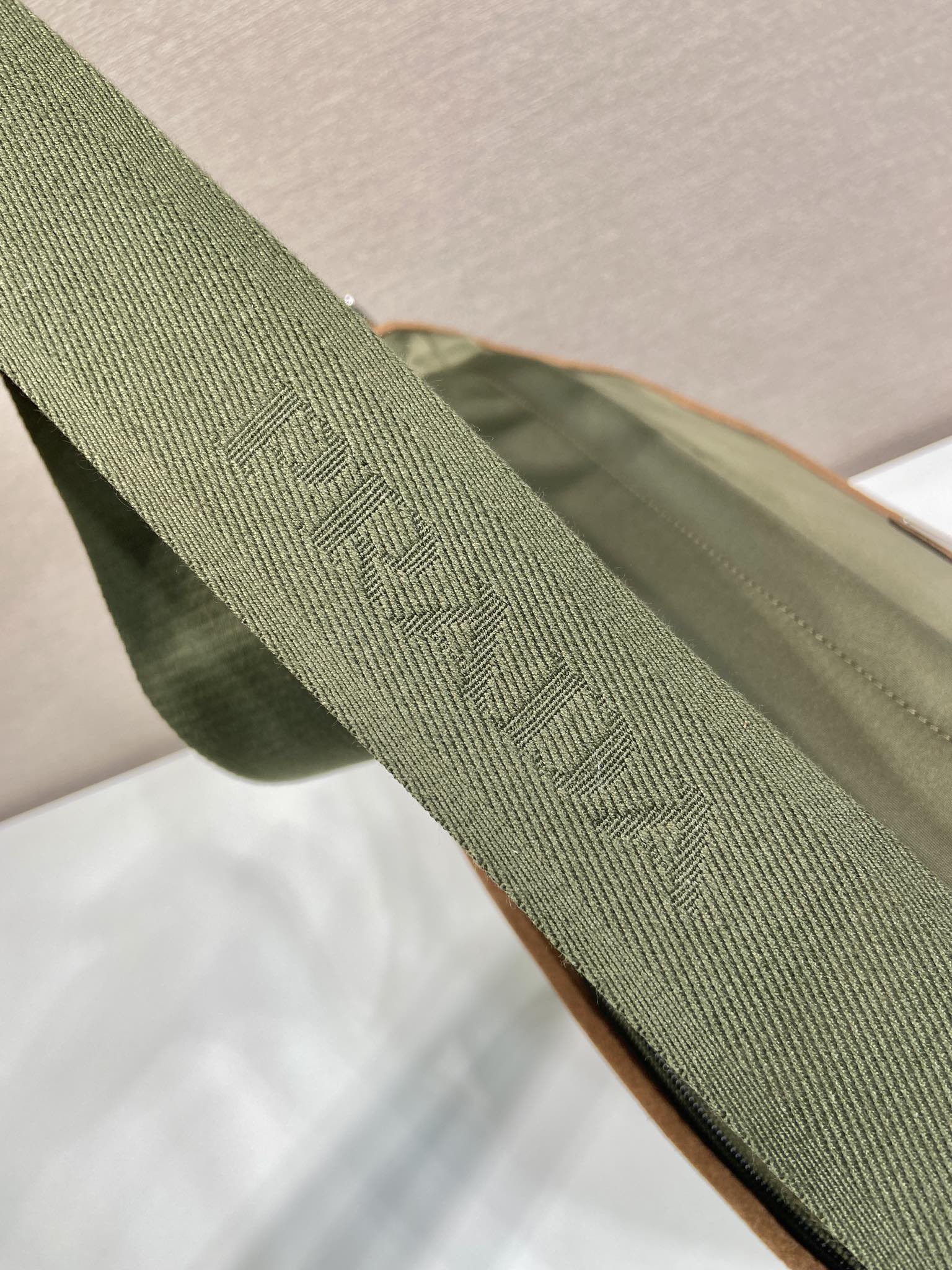 普拉达 PRADA Re-Nylon  复古三角形 邮差包 单肩包 斜挎包 军绿色拼焦糖色 F0 2VD052_2CX2_F03UQ_V_OYH