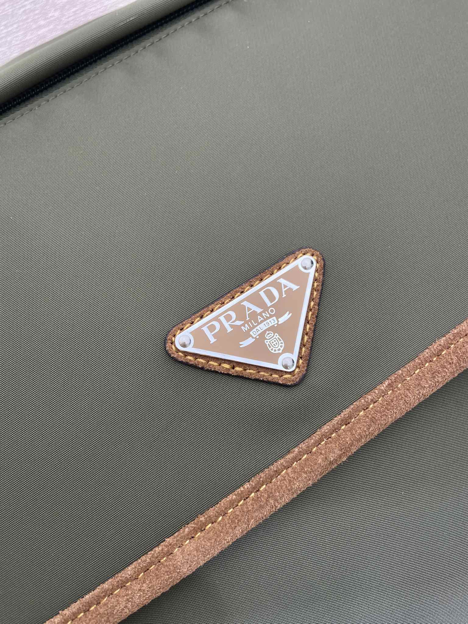 普拉达 PRADA Re-Nylon  复古三角形 邮差包 单肩包 斜挎包 军绿色拼焦糖色 F0 2VD052_2CX2_F03UQ_V_OYH