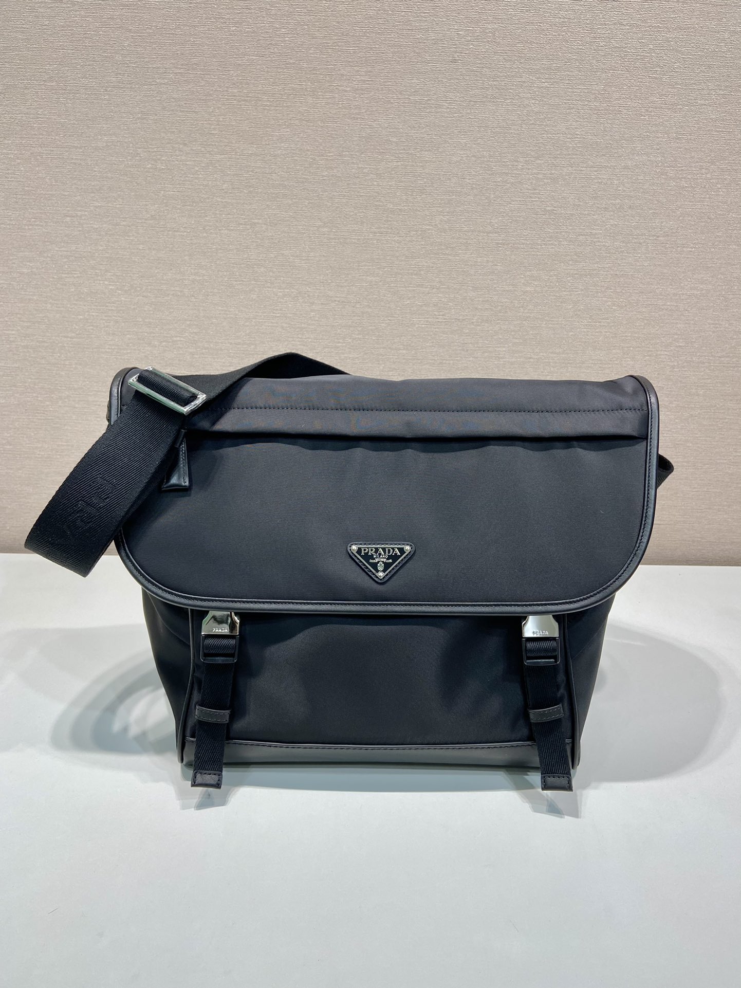 普拉达 PRADA Re-Nylon  复古三角形 邮差包 单肩包 斜挎包  （尼龙拼真皮）F0 2VD052 