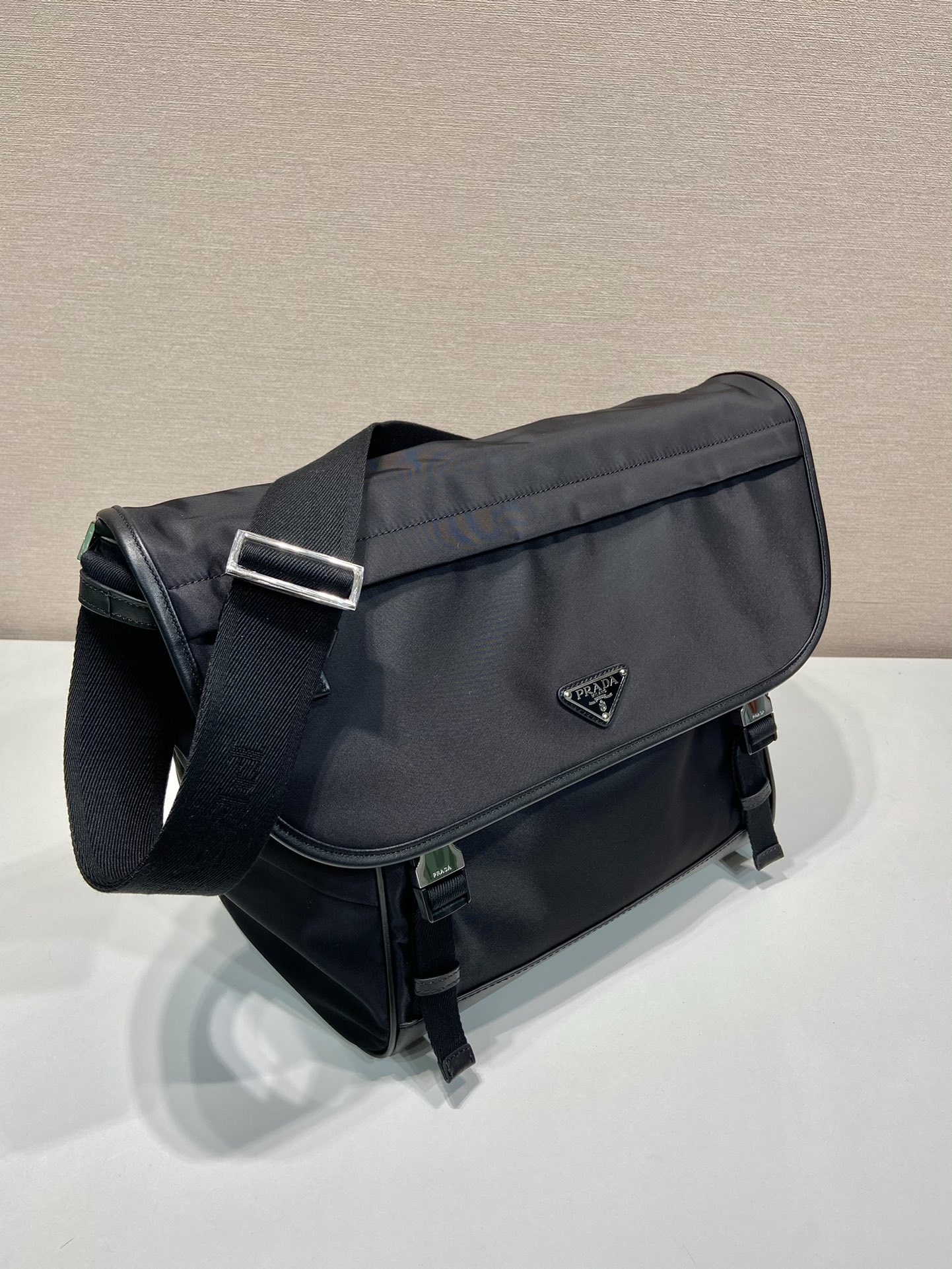 普拉达 PRADA Re-Nylon  复古三角形 邮差包 单肩包 斜挎包  （尼龙拼真皮）F0 2VD052 