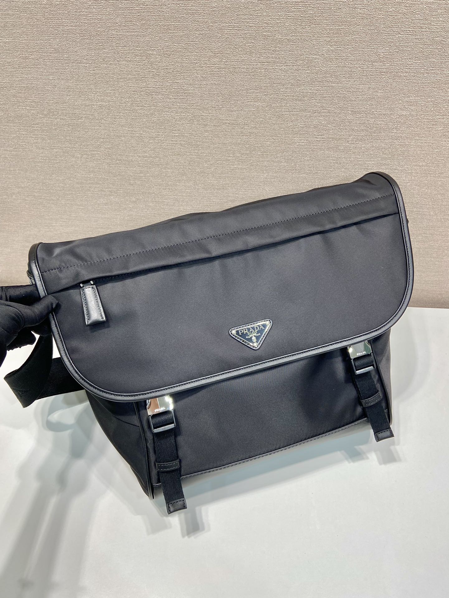 普拉达 PRADA Re-Nylon  复古三角形 邮差包 单肩包 斜挎包  （尼龙拼真皮）F0 2VD052 