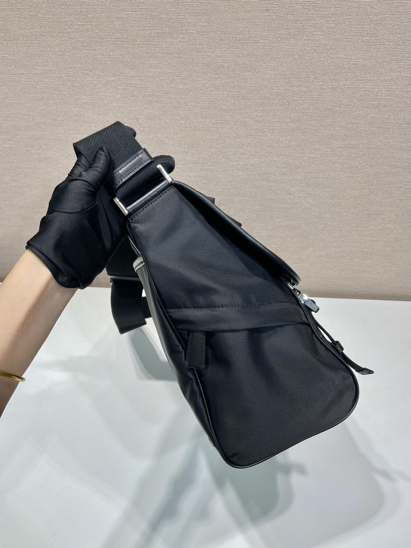 普拉达 PRADA Re-Nylon  复古三角形 邮差包 单肩包 斜挎包  （尼龙拼真皮）F0 2VD052 
