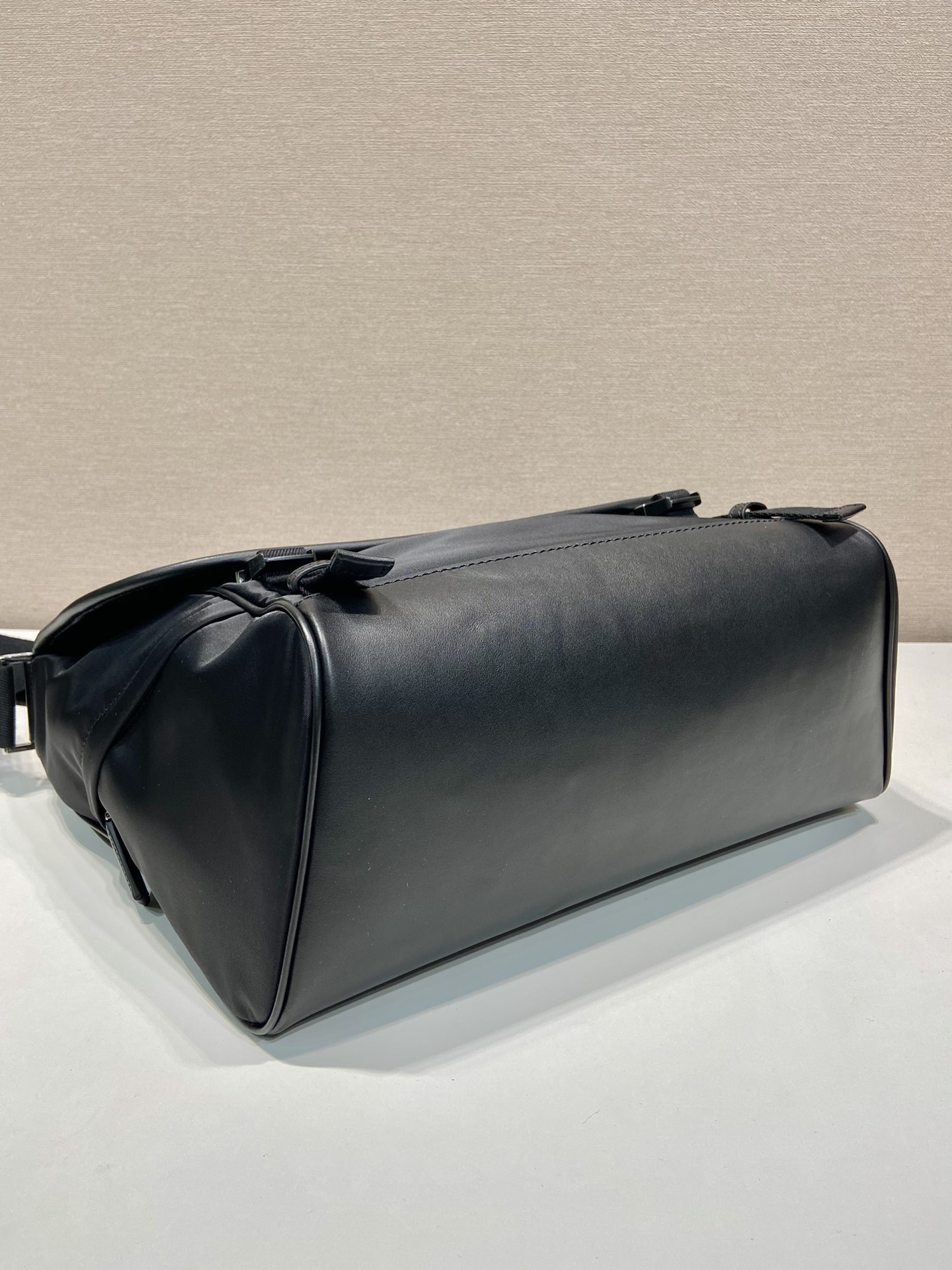 普拉达 PRADA Re-Nylon  复古三角形 邮差包 单肩包 斜挎包  （尼龙拼真皮）F0 2VD052 