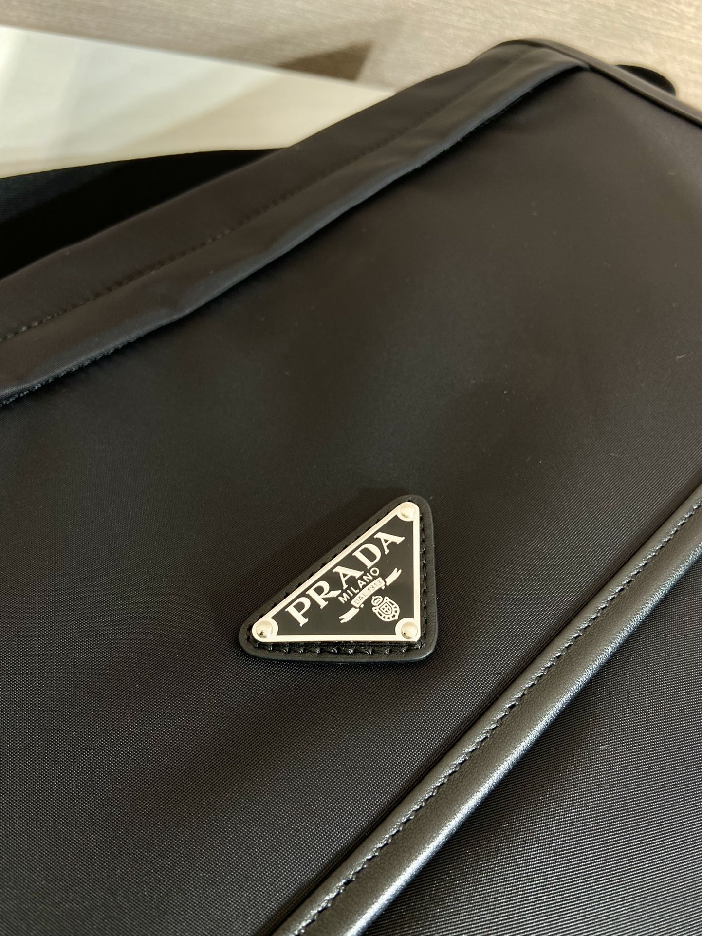 普拉达 PRADA Re-Nylon  复古三角形 邮差包 单肩包 斜挎包  （尼龙拼真皮）F0 2VD052 