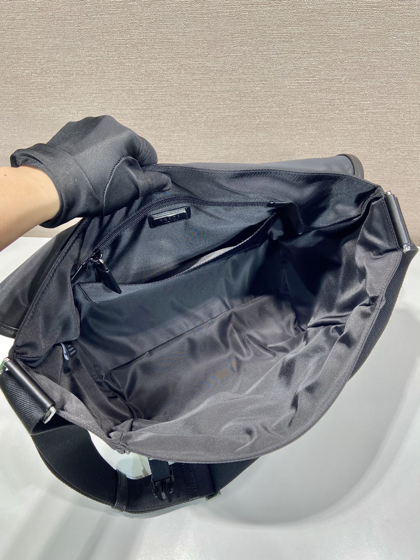 普拉达 PRADA Re-Nylon  复古三角形 邮差包 单肩包 斜挎包  （尼龙拼真皮）F0 2VD052 