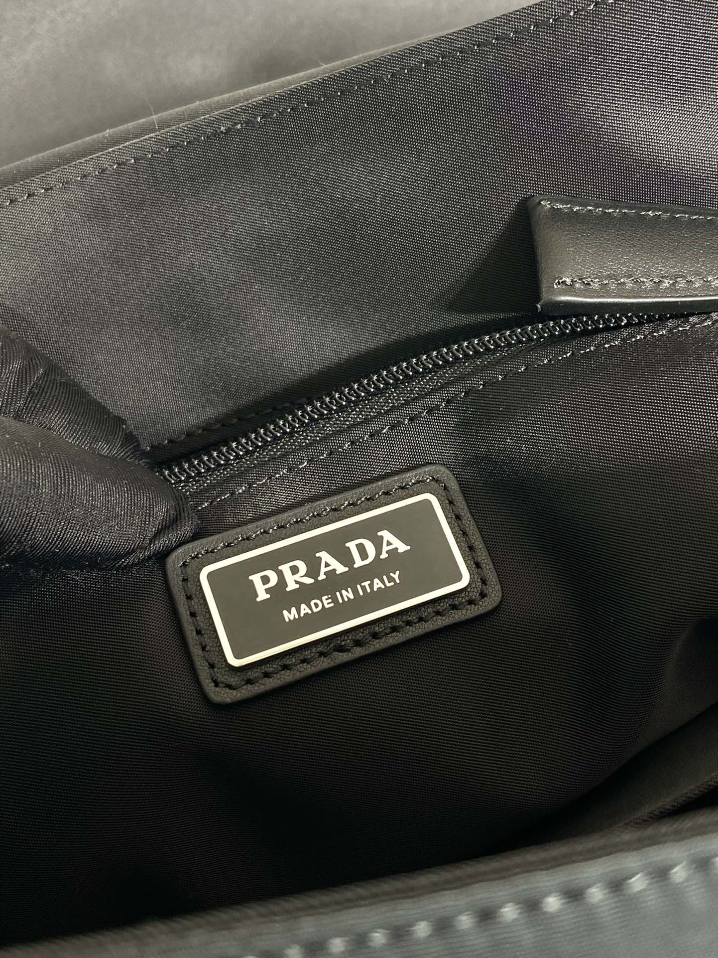 普拉达 PRADA Re-Nylon  复古三角形 邮差包 单肩包 斜挎包  （尼龙拼真皮）F0 2VD052 