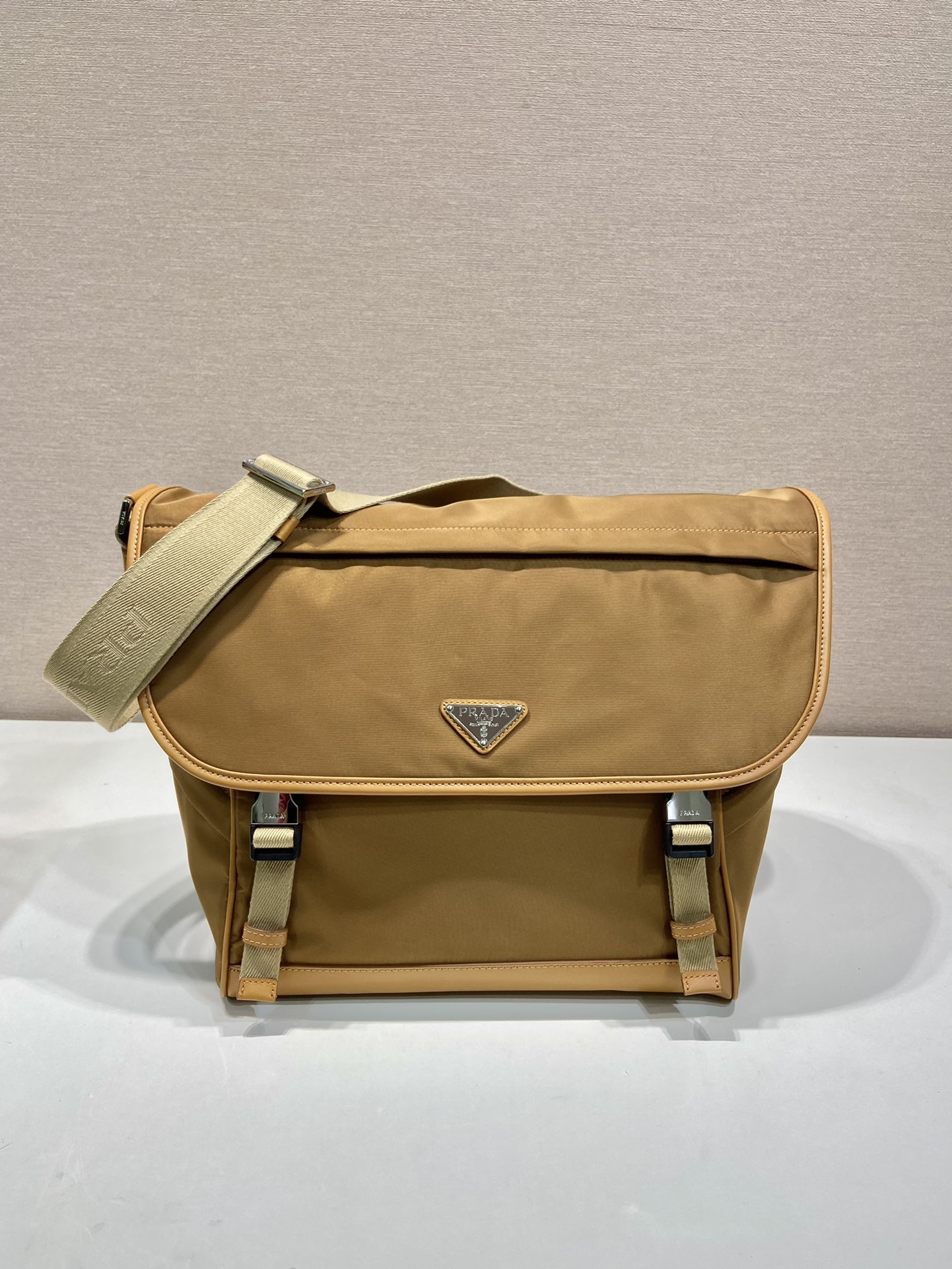 普拉达 PRADA Re-Nylon  复古三角形 邮差包 单肩包 斜挎包  软木色 F0 2VD052_2CX2_F0594
