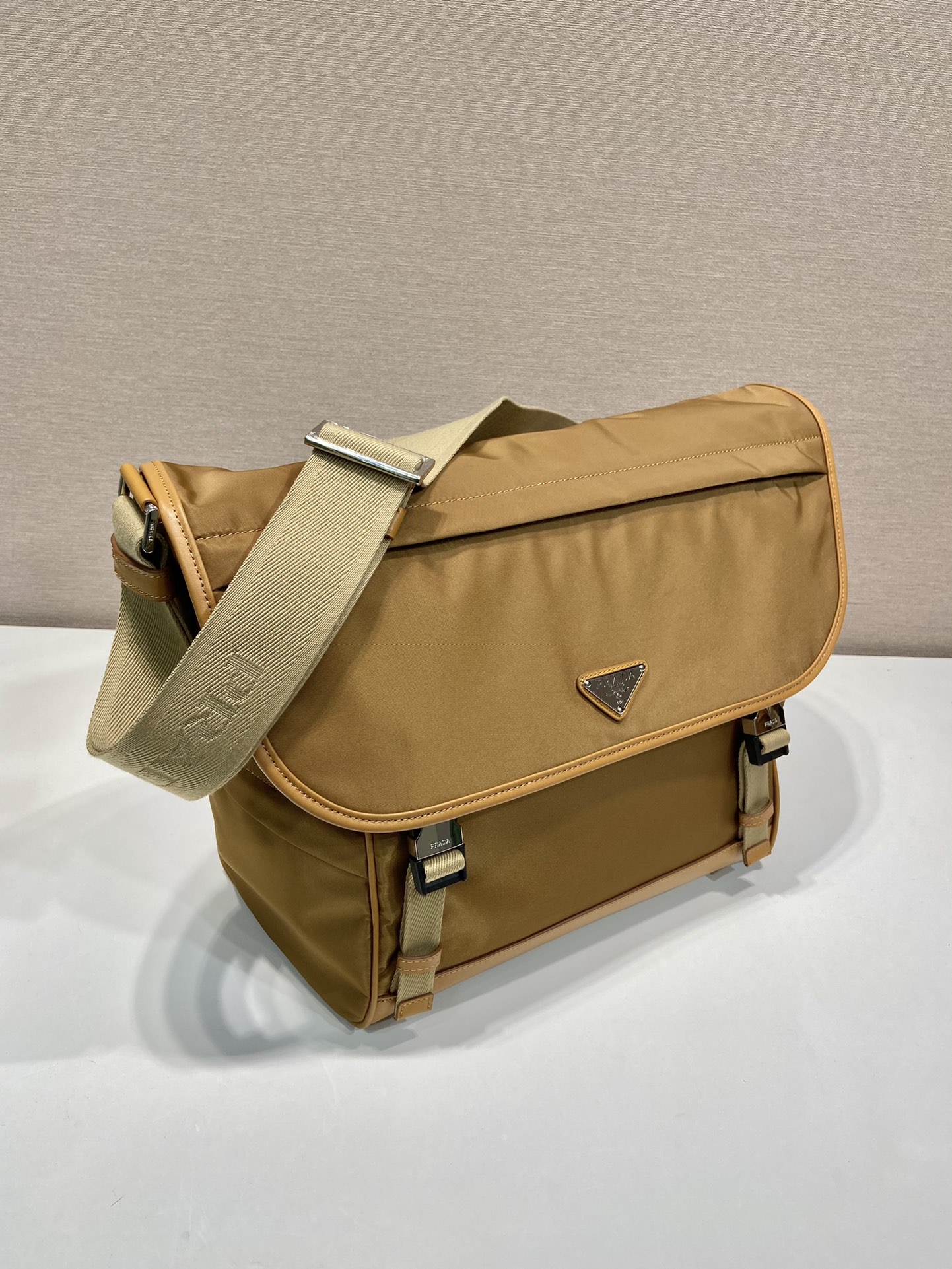 普拉达 PRADA Re-Nylon  复古三角形 邮差包 单肩包 斜挎包  软木色 F0 2VD052_2CX2_F0594