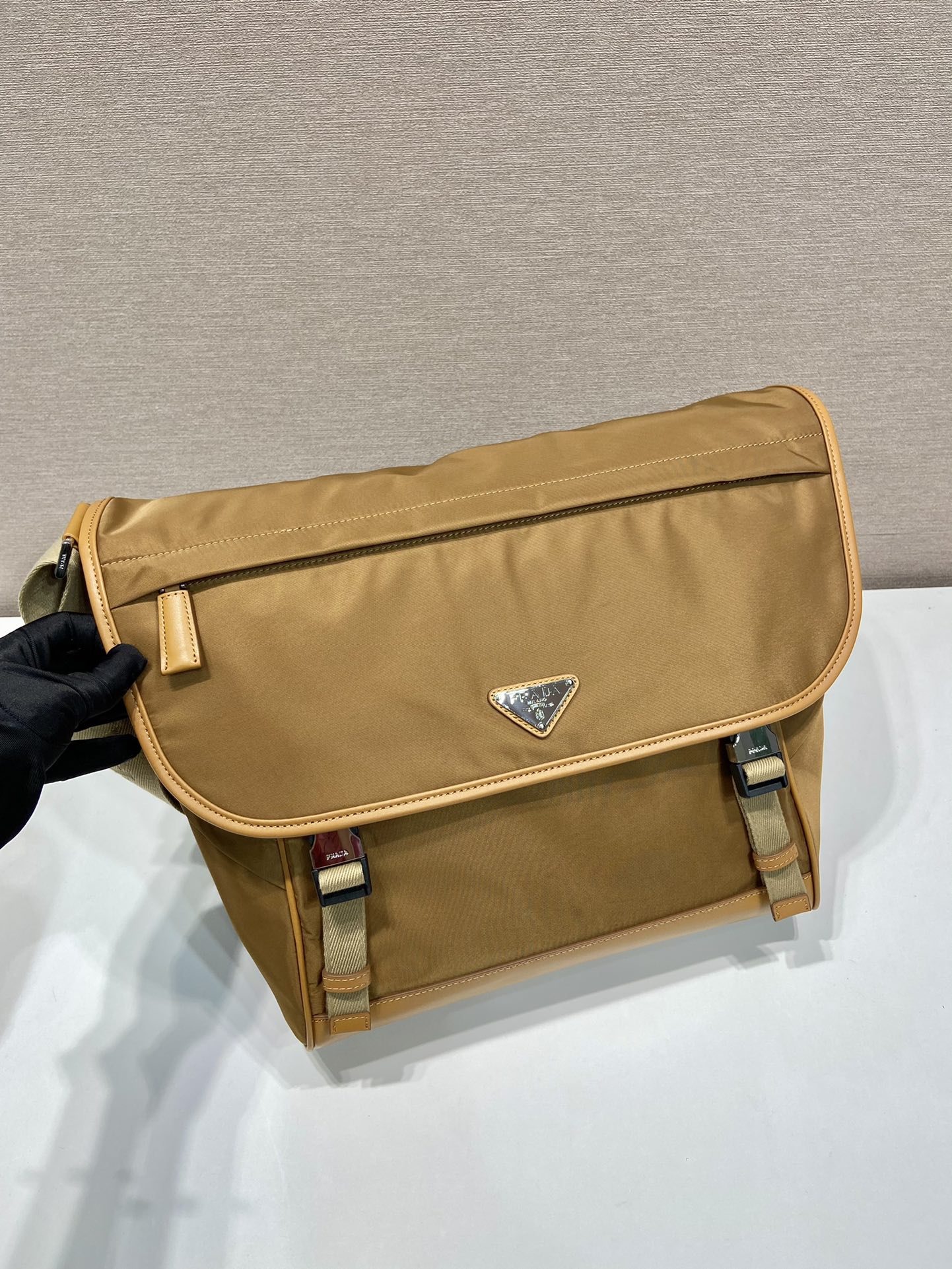 普拉达 PRADA Re-Nylon  复古三角形 邮差包 单肩包 斜挎包  软木色 F0 2VD052_2CX2_F0594