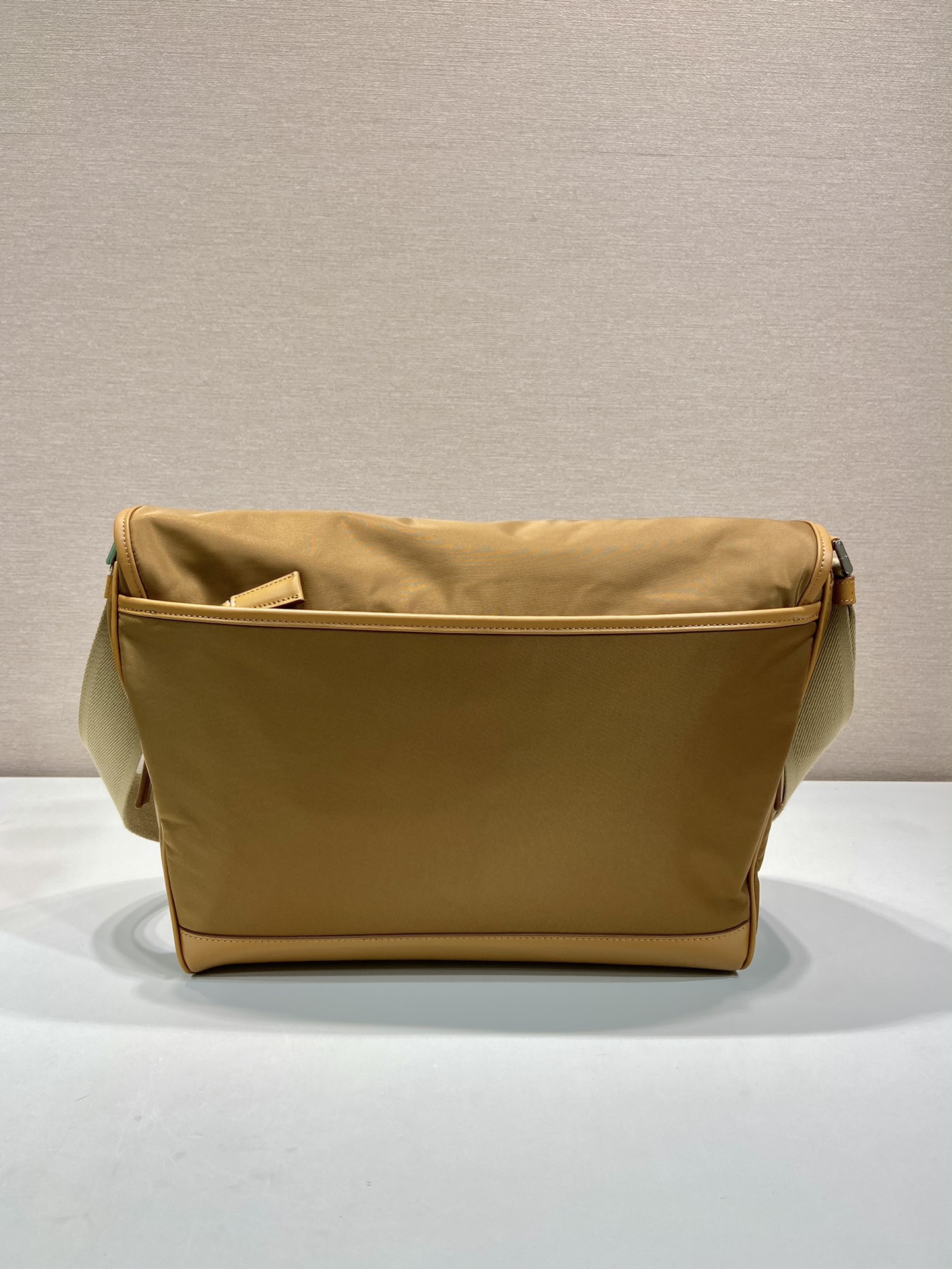 普拉达 PRADA Re-Nylon  复古三角形 邮差包 单肩包 斜挎包  软木色 F0 2VD052_2CX2_F0594