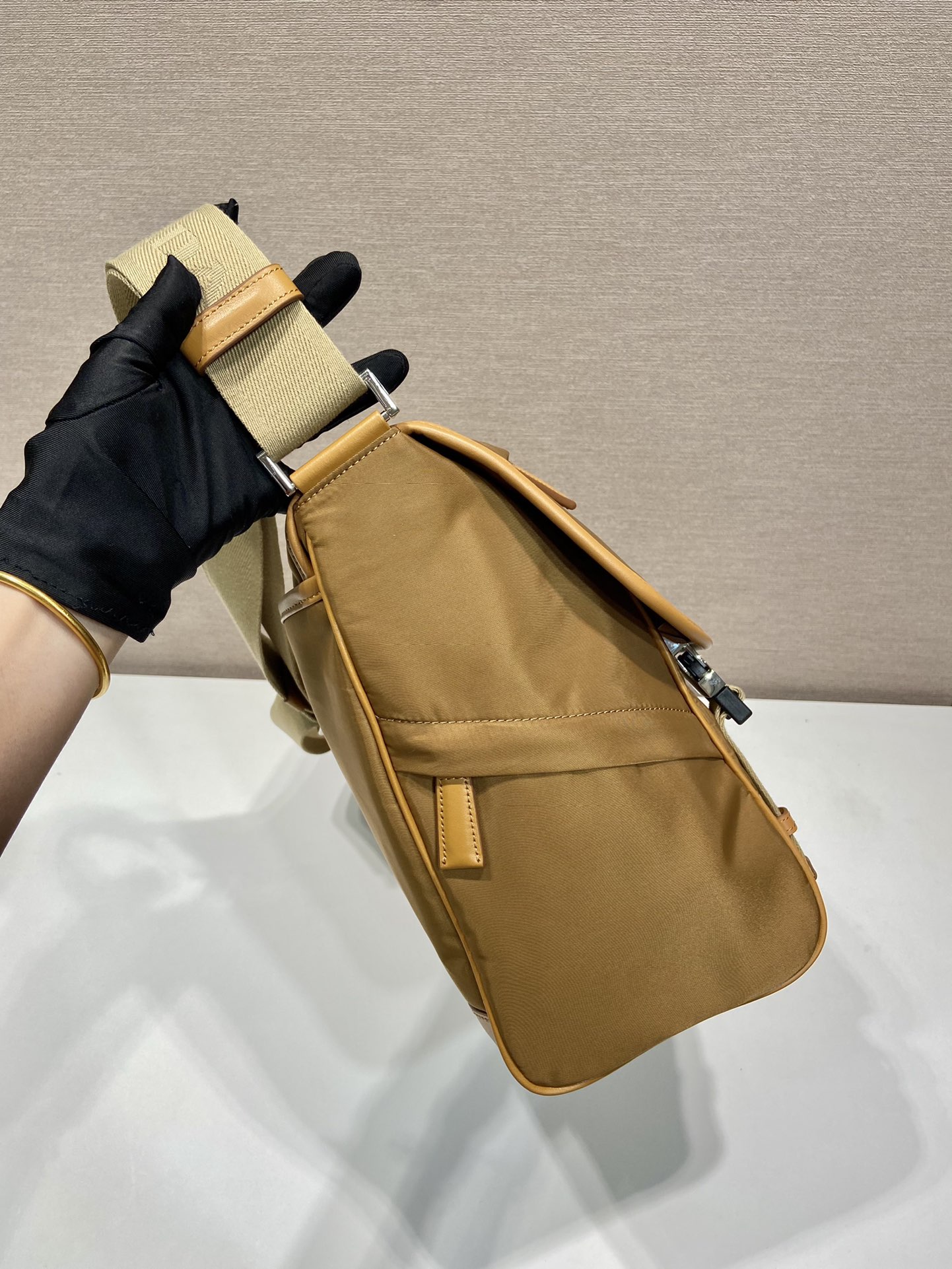 普拉达 PRADA Re-Nylon  复古三角形 邮差包 单肩包 斜挎包  软木色 F0 2VD052_2CX2_F0594