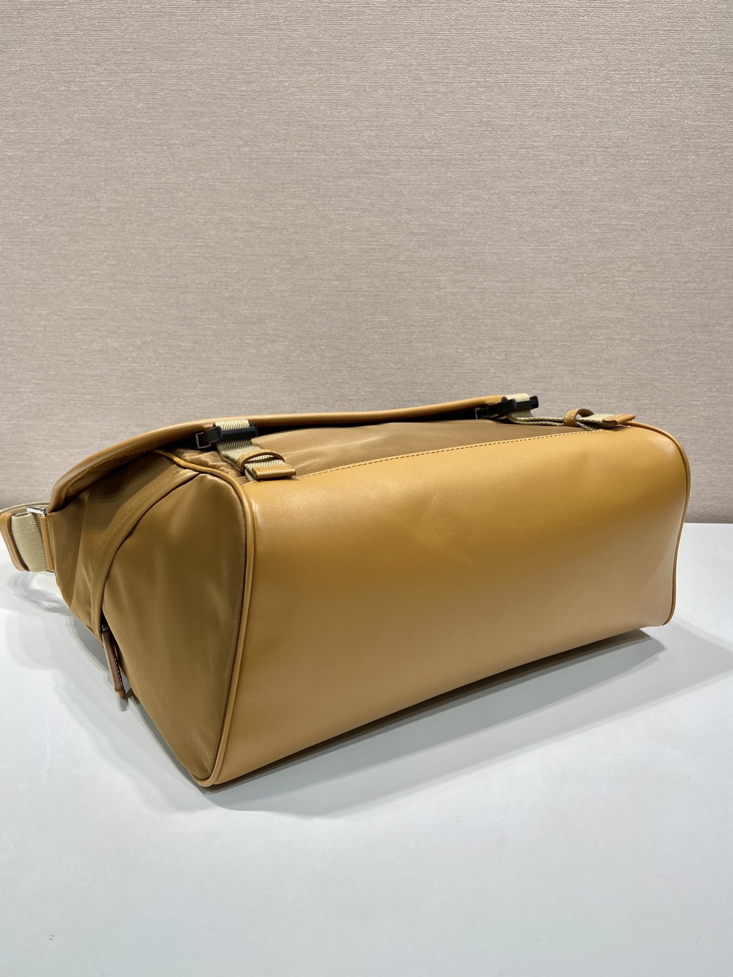 普拉达 PRADA Re-Nylon  复古三角形 邮差包 单肩包 斜挎包  软木色 F0 2VD052_2CX2_F0594