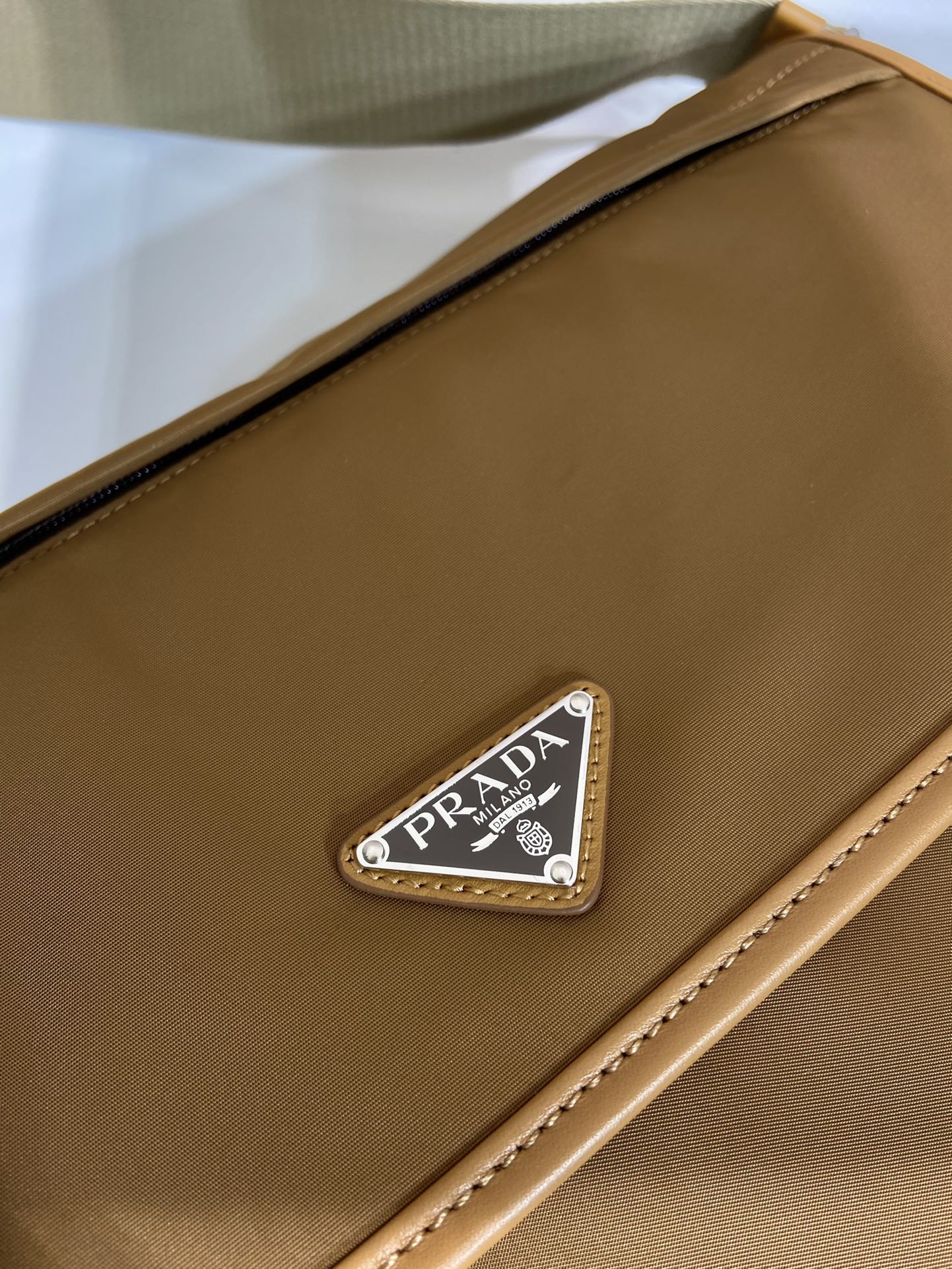 普拉达 PRADA Re-Nylon  复古三角形 邮差包 单肩包 斜挎包  软木色 F0 2VD052_2CX2_F0594