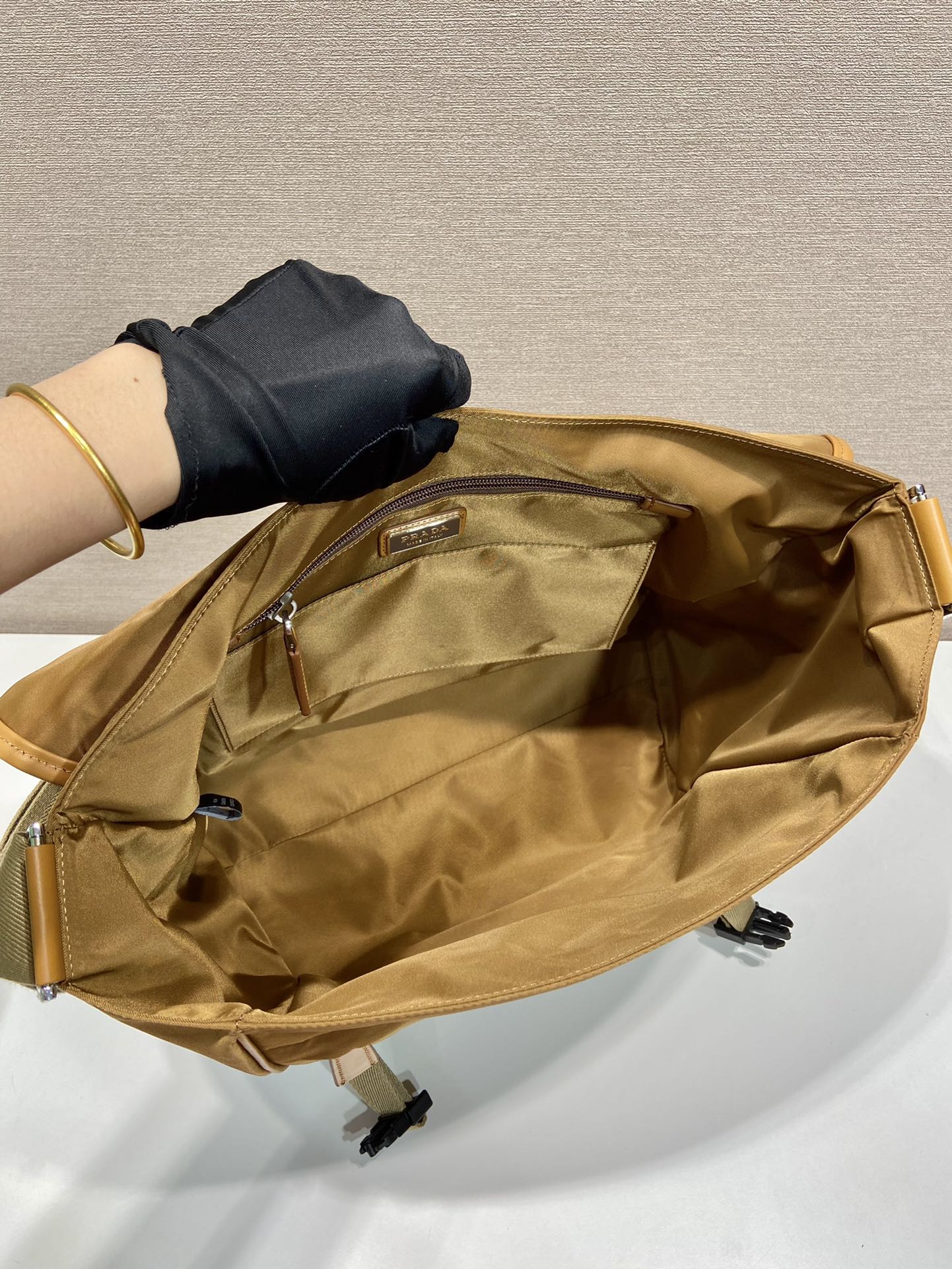 普拉达 PRADA Re-Nylon  复古三角形 邮差包 单肩包 斜挎包  软木色 F0 2VD052_2CX2_F0594
