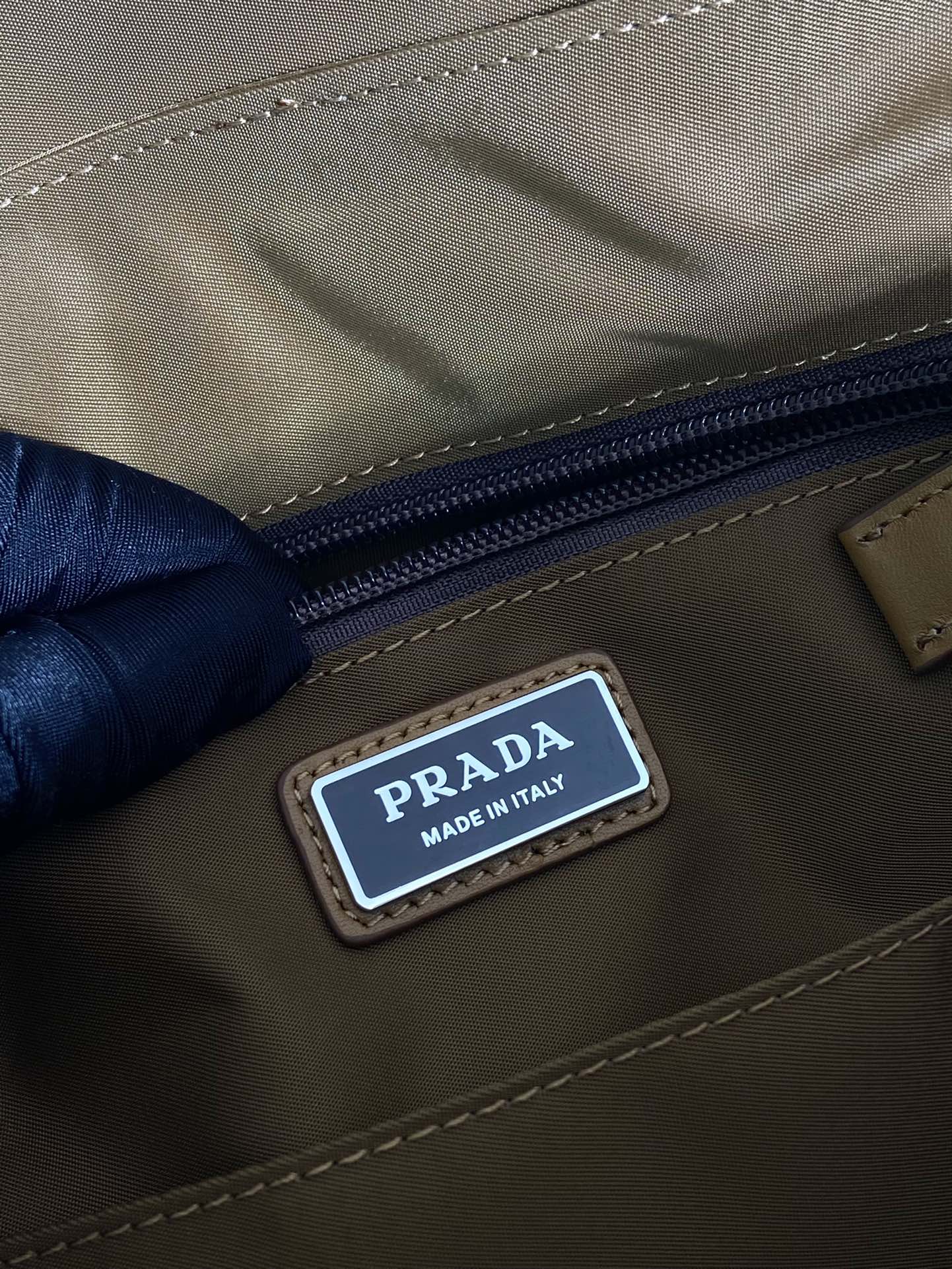 普拉达 PRADA Re-Nylon  复古三角形 邮差包 单肩包 斜挎包  软木色 F0 2VD052_2CX2_F0594