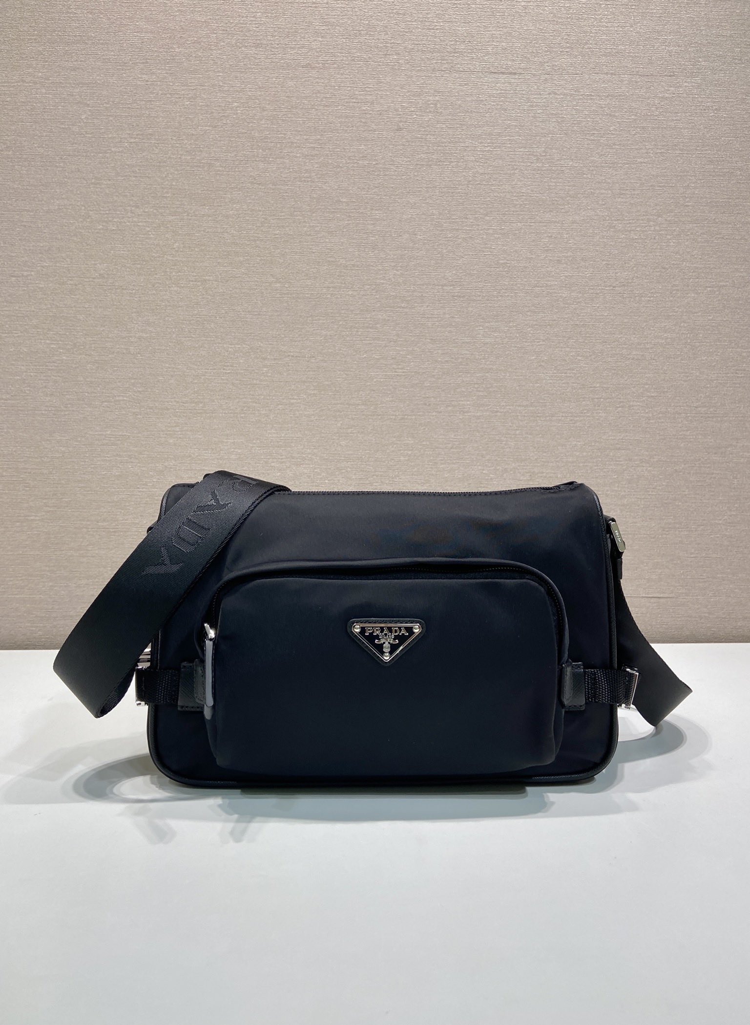 普拉达 PRADA Re-Nylon  复古三角形 邮差包 单肩包 斜挎包  尼龙黑色 F0 2VH192_2DMG_F0002_V_OOO
