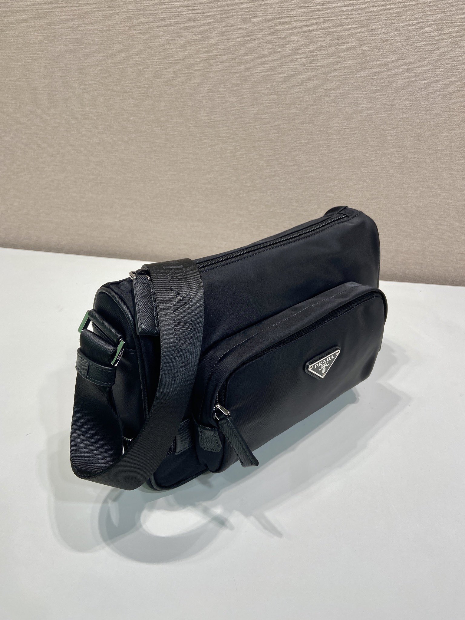普拉达 PRADA Re-Nylon  复古三角形 邮差包 单肩包 斜挎包  尼龙黑色 F0 2VH192_2DMG_F0002_V_OOO