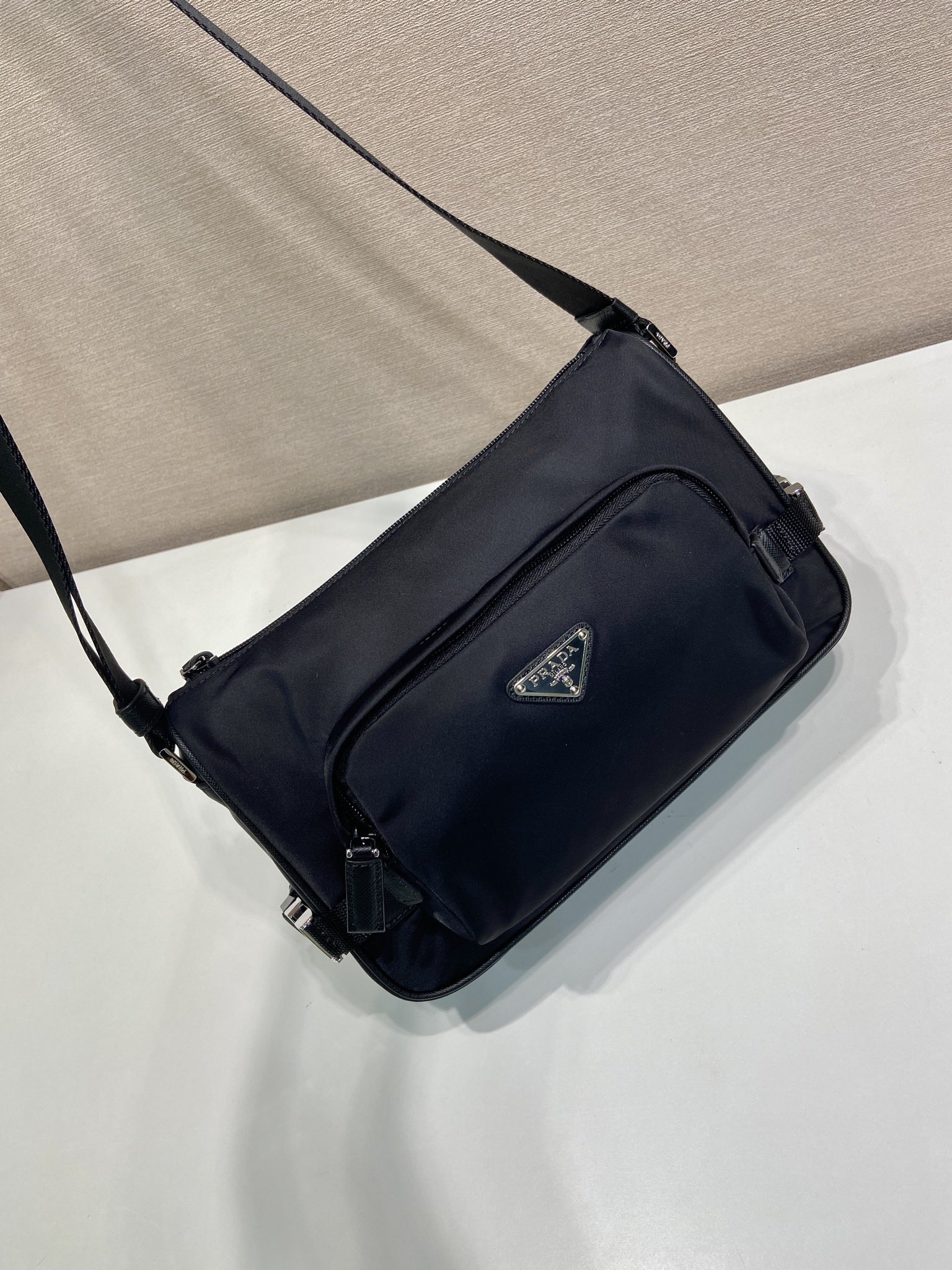 普拉达 PRADA Re-Nylon  复古三角形 邮差包 单肩包 斜挎包  尼龙黑色 F0 2VH192_2DMG_F0002_V_OOO