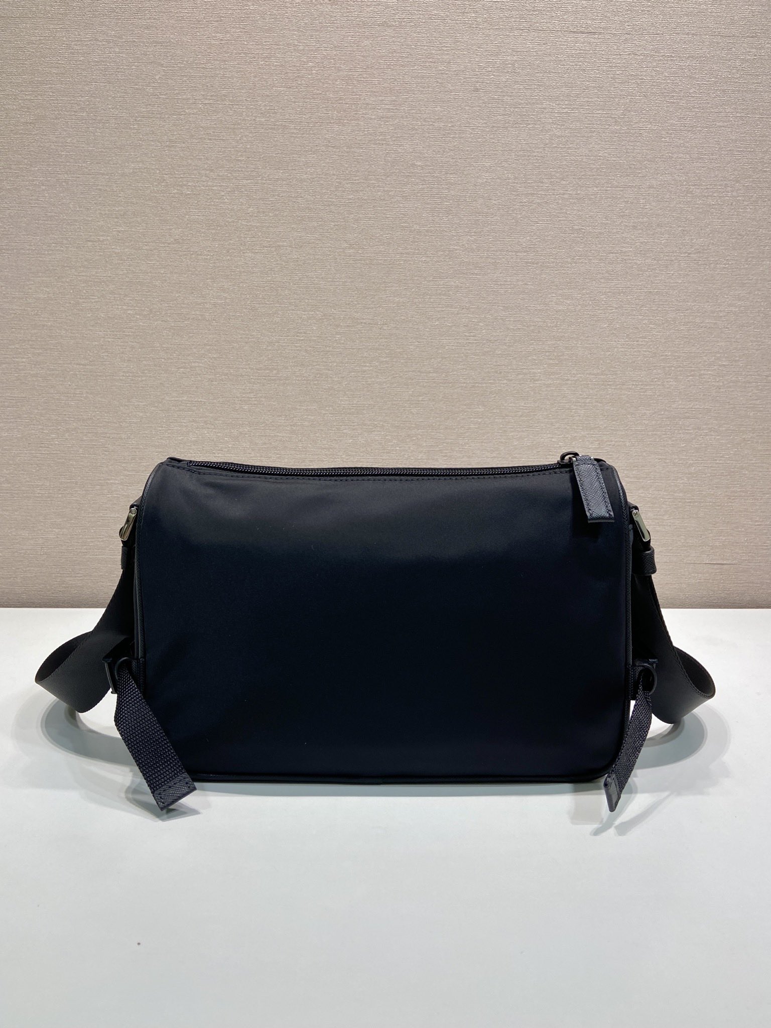 普拉达 PRADA Re-Nylon  复古三角形 邮差包 单肩包 斜挎包  尼龙黑色 F0 2VH192_2DMG_F0002_V_OOO