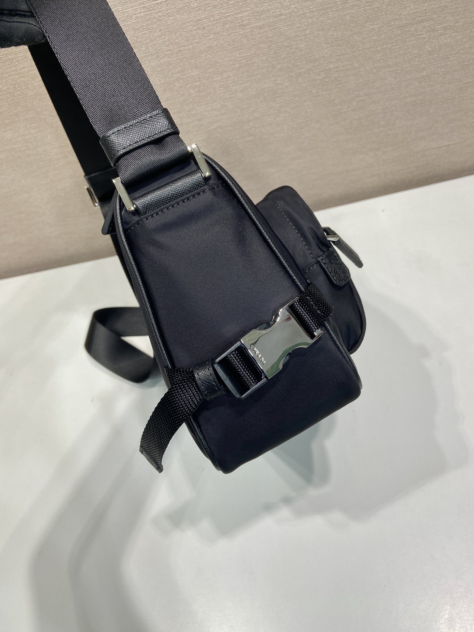 普拉达 PRADA Re-Nylon  复古三角形 邮差包 单肩包 斜挎包  尼龙黑色 F0 2VH192_2DMG_F0002_V_OOO