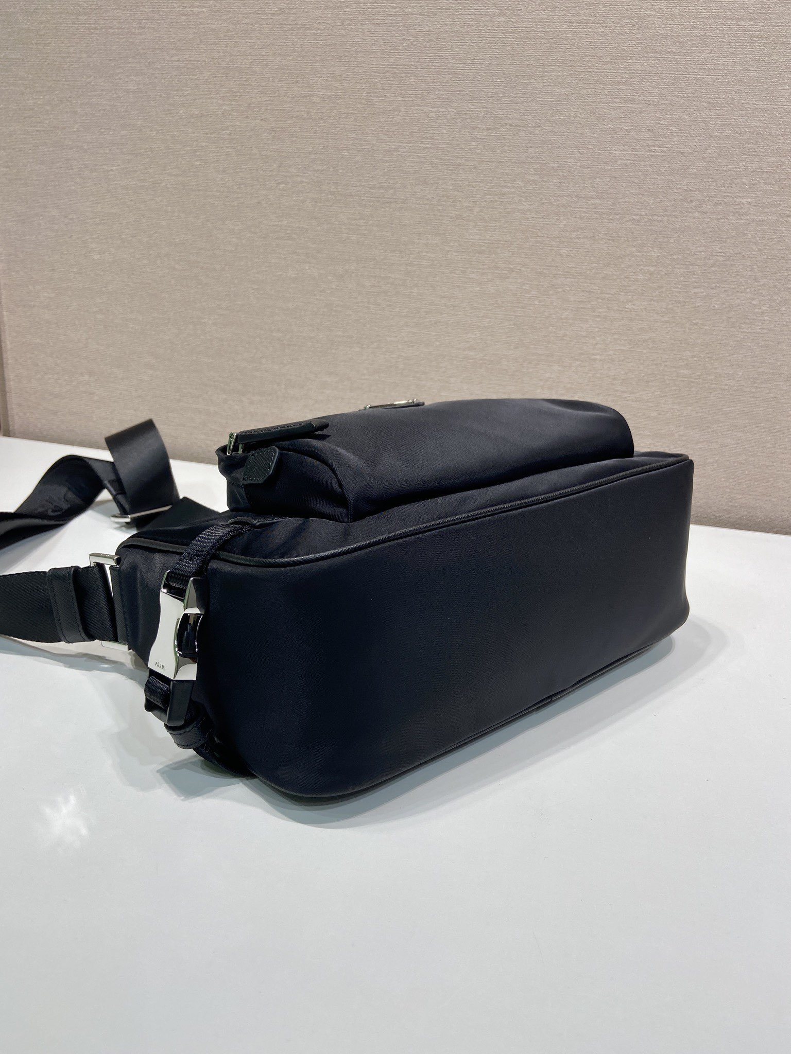 普拉达 PRADA Re-Nylon  复古三角形 邮差包 单肩包 斜挎包  尼龙黑色 F0 2VH192_2DMG_F0002_V_OOO