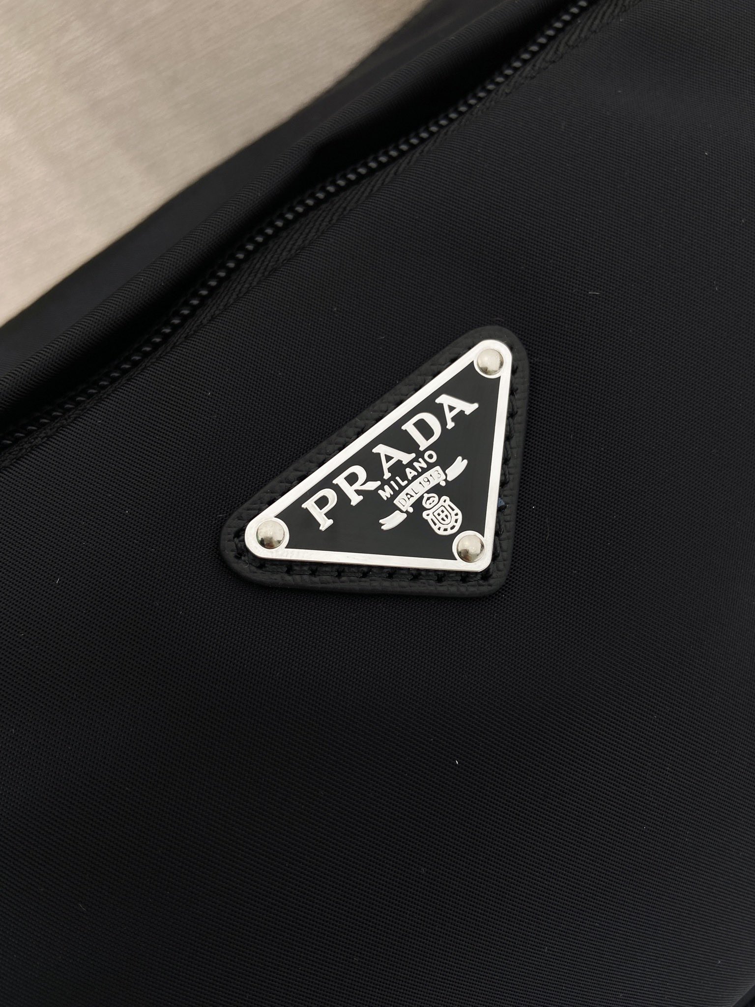 普拉达 PRADA Re-Nylon  复古三角形 邮差包 单肩包 斜挎包  尼龙黑色 F0 2VH192_2DMG_F0002_V_OOO