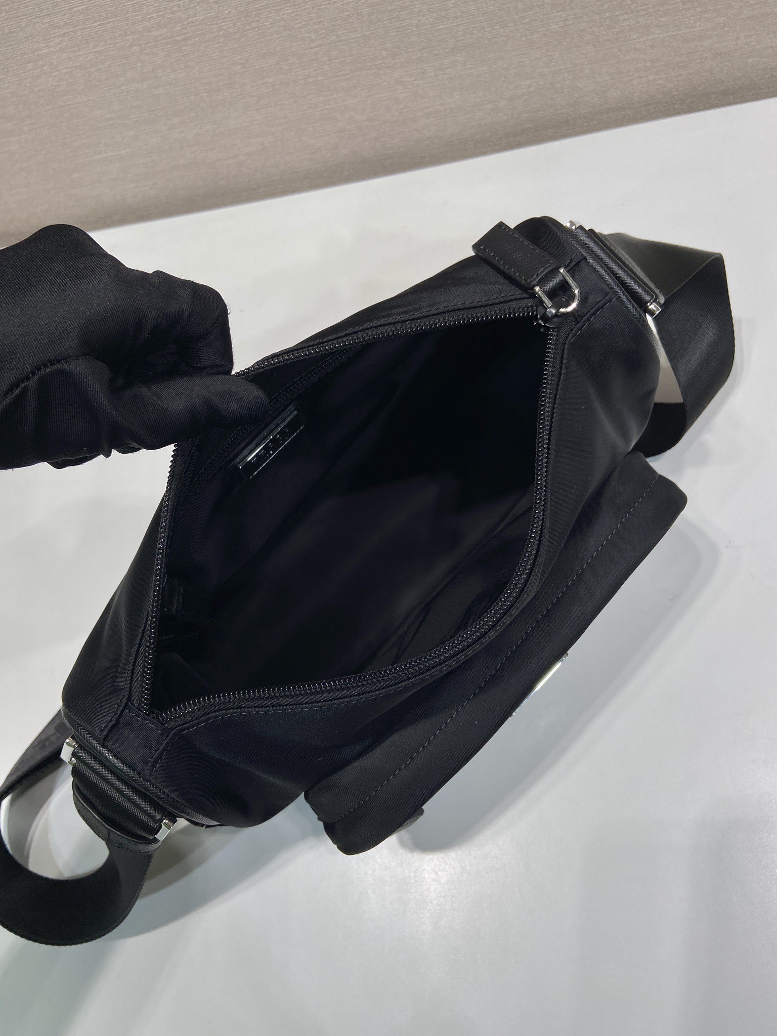 普拉达 PRADA Re-Nylon  复古三角形 邮差包 单肩包 斜挎包  尼龙黑色 F0 2VH192_2DMG_F0002_V_OOO